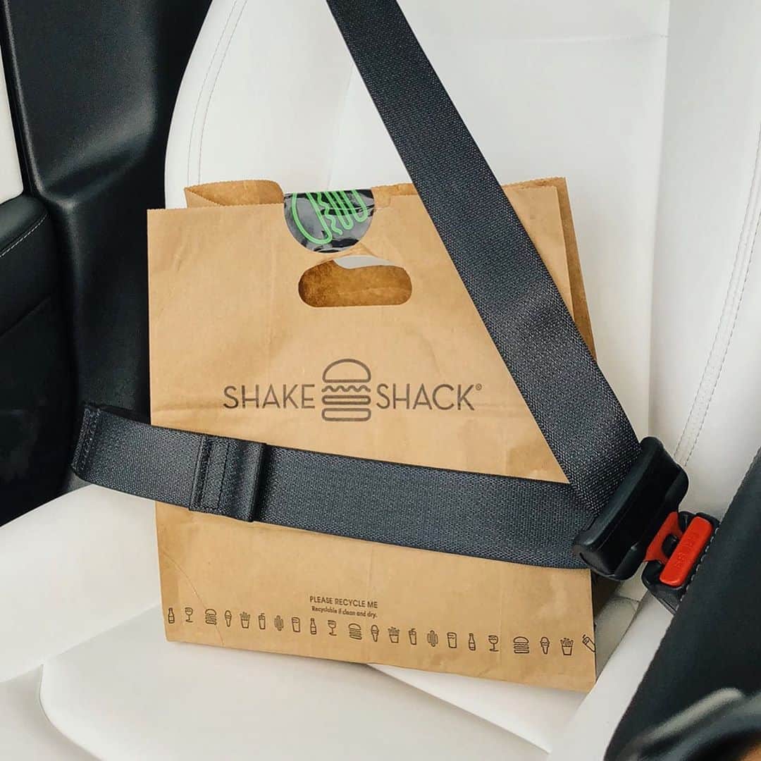 SHAKE SHACKさんのインスタグラム写真 - (SHAKE SHACKInstagram)「Safety first when it comes to precious cargo. 😉  ICYMI, we now have Curbside Pick-Up at select Shacks! Order ahead on the app and check our ‘safety’ highlight for more info on how we’re serving you safely. #shakeshack」9月25日 2時07分 - shakeshack