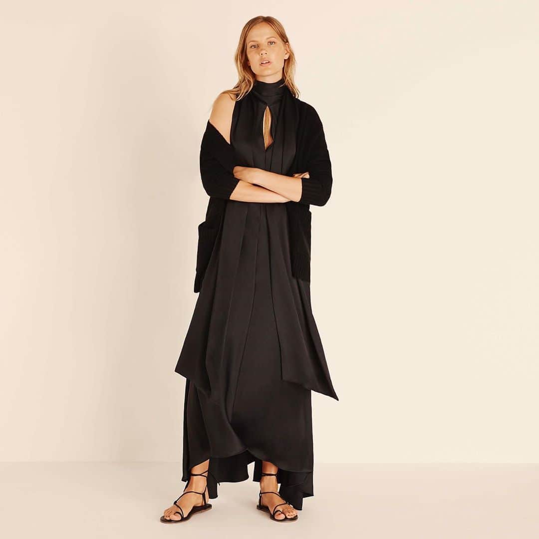 アマンダ ウェイクリーのインスタグラム：「Iconic Wakeley... sumptuous bias cut satin layered with luxurious cashmere... #satin #cashmere」