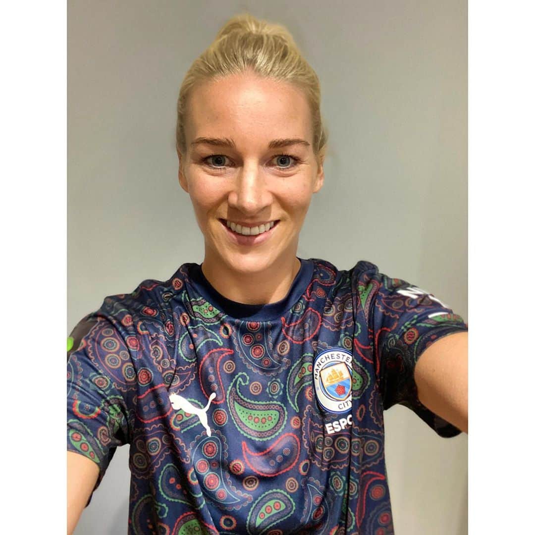ジェンマ・ボナーのインスタグラム：「Thanks to @pumafootball for my new @mancity gaming shirt - let’s play - #gaming #puma 🔥」