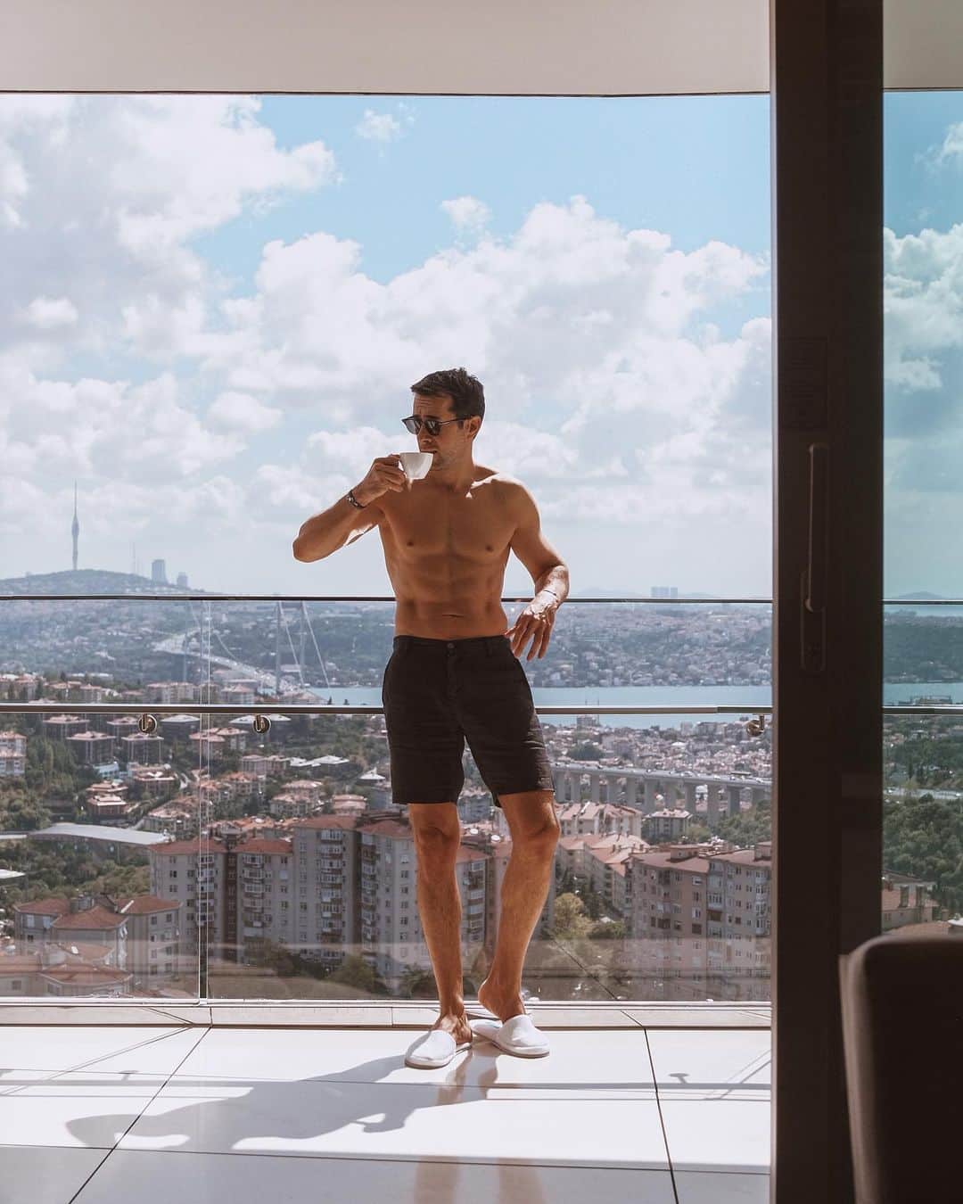 Sezgin YILMAZのインスタグラム：「bi kahve? 😎」