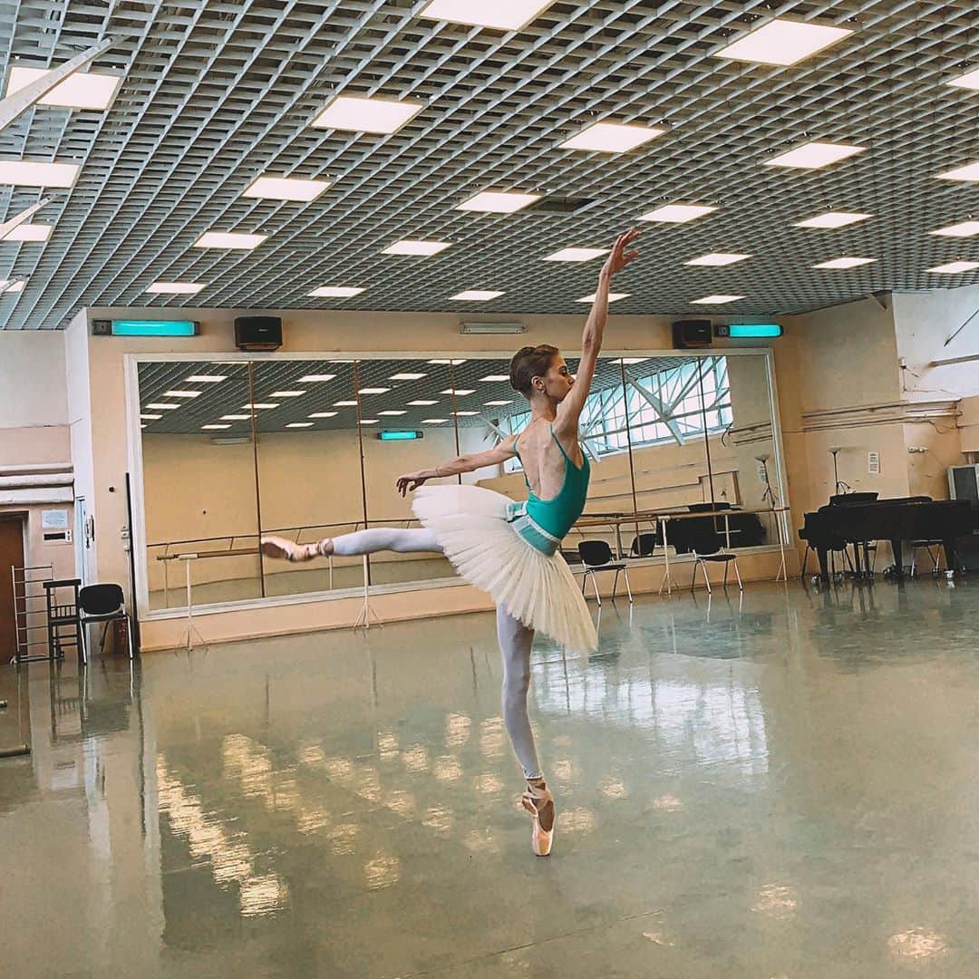 ダリア・イオノワのインスタグラム：「« когда горизонт поехал » 🤪  _______________________________________  #spb #saintpetersburg #mariinsky #mariinskytheatre #mariinskyballet #mariinskydancer #vaganovastudents #ballet」