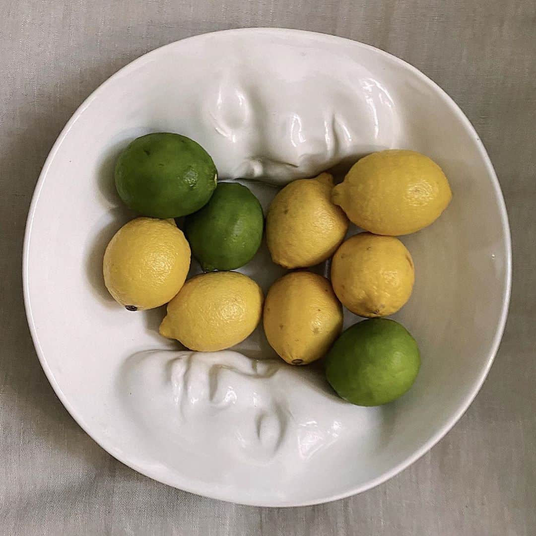 Helena Glazer Hodneのインスタグラム：「About a month ago, I posted this epic bowl to my stories. It's a piece I kept thinking about, but never pulled the trigger on. A few weeks ago, it showed up at my door. @erincsousa, being the incredibly thoughtful soul that she is, sent it to me as thank you for simply sending her some of Sasha's clothing. She recently had a baby girl and it made me so happy to give the items Sasha no longer could fit in, to her little Lola.  I'm still in awe! Thank you so much @erincsousa and thank you @adrienmillerart for creating such beautiful works of art.」