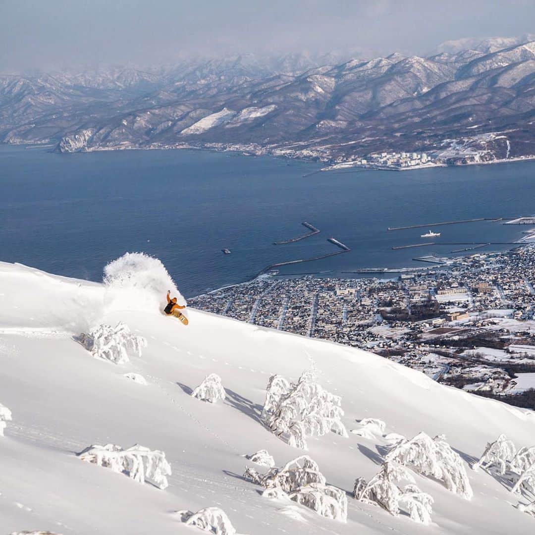 クリス・バーカードのインスタグラム：「The correlation between surfing & snowboarding has never felt more clear. Documenting @wolfgangnyvelt in the Iwanai region of Hokkaido was a masterclass in style & connecting with a landscape. We traveled to this remote area to share a story about the Sea of Japan & how it affects not only its snow quality but most of all it’s people. Coming soon.  @billabong」