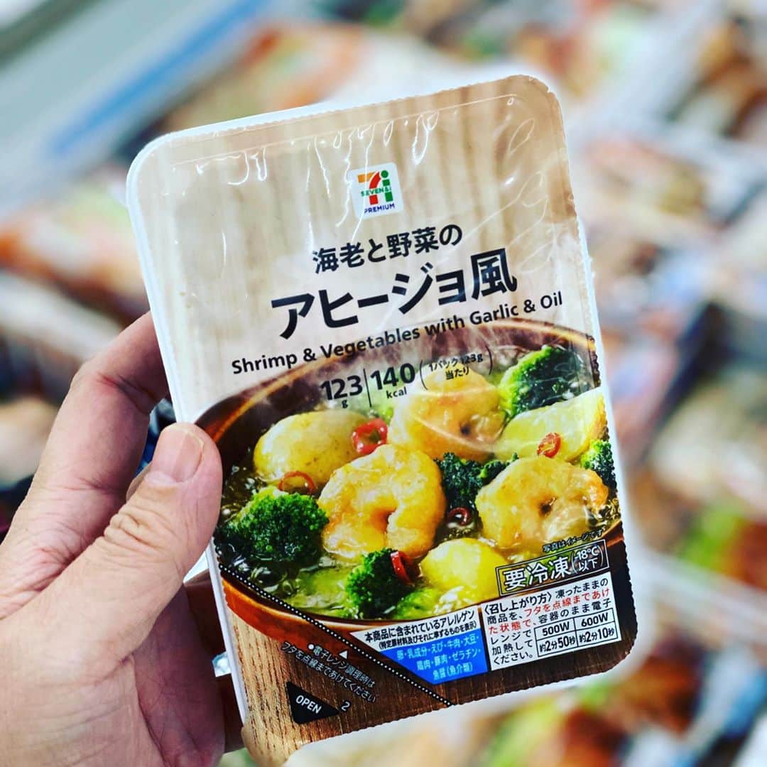 Taku Takahashiのインスタグラム：「贅沢な瞬間って いったいどういう時なんだろう？ お金をいっぱい払うレストランなのか？ 素敵なヒトと過ごす時間なのか？ 穴場の店を見つけた時か？  これは人それぞれだと思うんですね。  ただ、誰でも簡単に 贅沢な瞬間を味わえる機会を 与えてくれるのは セブンイレブンの冷凍食品 だと思っていて。  色々と素晴らしい作品がある中、 僕がいちばんオススメなのは  『アヒージョ風』  あえて「アヒージョ」と言わず 「アヒージョ風」といってるところが、 ちょっとズルいなって思うんですが、 これがよくできてて。  そんな中 「アヒージョ風」を ほんのちょこっとだけ 「アヒージョ」 に近づける方法を共有します。  とても簡単。  ますば、後ろに書いてある通りに温めます。 そのあとにちょこっとだけ、 オリーブオイルを足して、 フライパンで3分くらい焼く。  以上。  香ばしさが足されて、 アヒージョ感がかなり増します。  冷凍食品でもちょこっと工夫するだけで、 ちょっとした贅沢ができる。  これを共有できる相手がいたら、 なお幸せになれるんじゃないかな、 って思います。  よかったら 騙されたと思って、 試してみてください。」