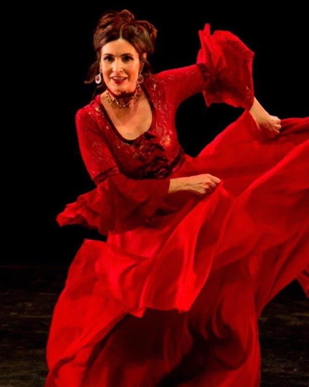 ファチマ・ベルナルデスのインスタグラム：「Saudade de fazer aula, ensaiar, dançar. Um #TBT de um dezembro desses, nos palcos da UERJ, quando ainda era possível reunir muita gente num teatro. Outros tempos.💃🏻」