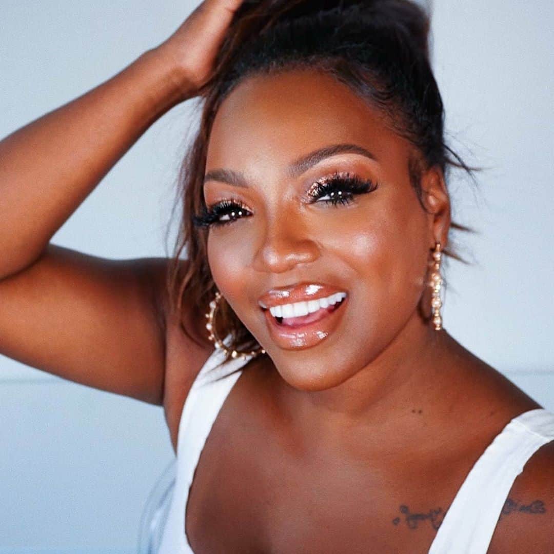 BECCAさんのインスタグラム写真 - (BECCAInstagram)「Meet Our Global Ambassador, @tiarramonet. 💄  ✨Name/pronouns?  Tiarra Monet, she/her  ✨Where you do live?  Atlanta, GA  ✨What do you do?  I'm a serial entrepreneur and full-time beauty and lifestyle influencer.   ✨What’s the first BECCA product you fell in love with?  I’ll never forget getting my hands on Shimmering Skin Perfector Pressed Champagne Pop! I think that was my very first highlighter EVER! I’ve been glowing ever since!   ✨What’s the one BECCA product you can’t live without?  I can’t live without my First Light Priming Filter, it doubles as a moisturizer and primer for me! On no-makeup days it gives me such a radiant glow!   ✨What’s your go-to makeup look?  I am one for an ultra highlight and glossy lip!   ✨What does it mean to #OwnYourLight? Owning your light is to be unapologetic! I express that by experimenting with my look with makeup! I can go from light and fresh to dewy , to fierce.... True expression is achieved when you do what compliments your inner glow, so it beams on the outside!」9月25日 2時44分 - beccacosmetics