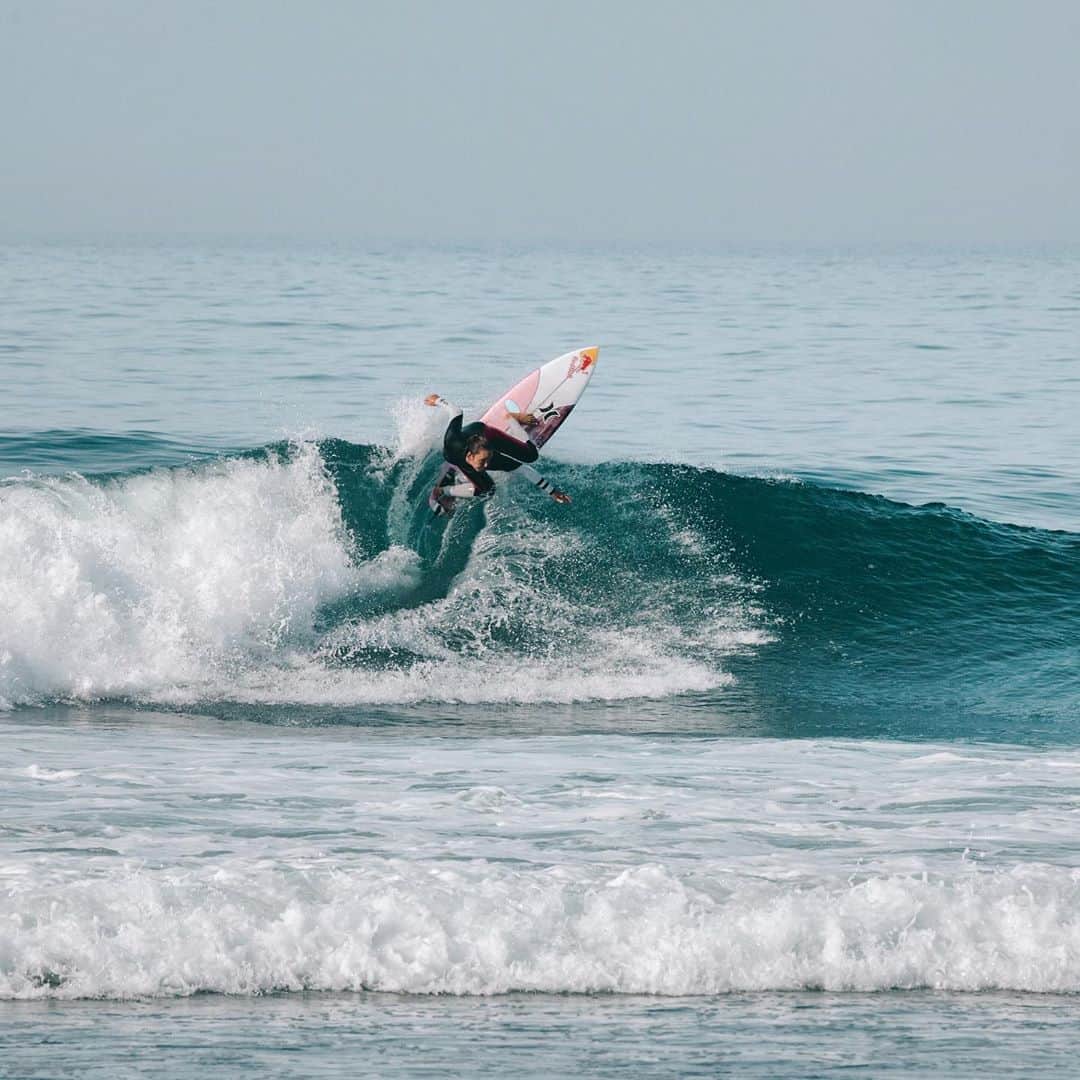 カリッサ・ムーアのインスタグラム：「Great surfing with all the girls out at Lowers this morning. Felt like the good old times @sageerickson @lakeypeterson @caroline_markss ☺️ + @vaihitimahana 💛 pic: @iamsamkimm」