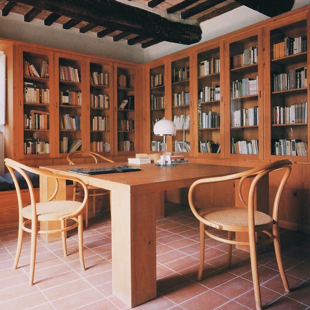 Meganさんのインスタグラム写真 - (MeganInstagram)「Love this! The house of Luca Ronconi renovates by Gae Aulenti, Gubbio, Italy. Via 〰 @kimcoolmon  . . . . #gaeaulenti #interiordesign #italy #bentwoodchair #library」9月25日 13時42分 - zanzan_domus