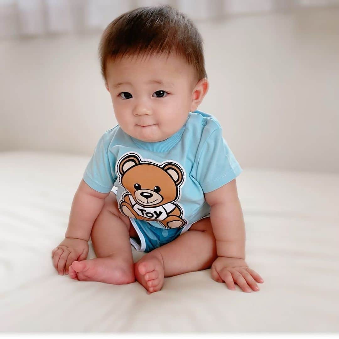 太田莉加さんのインスタグラム写真 - (太田莉加Instagram)「･﻿ ･﻿ 3ヶ月前のりぴたん。﻿ たった3ヶ月やけど﻿ 赤ちゃんの成長ってすごい😳﻿ ﻿ ﻿ ベイビーショップで選んだ﻿ このTシャツもいっぱい着たなぁ🧸﻿ くまさんがりぴたんに似てると﻿ よく言われたよ。笑﻿ ﻿ ﻿ @babyshop﻿ T-shirt #MOSCHINO ﻿ Swimwear #LINDBERG﻿ ﻿ ﻿ 最大50%オフのバースデーセール開催中やし﻿ そろそろ長袖探そ😆﻿ ベイビーショップは﻿ 可愛いくてオシャレなのいっぱいやし﻿ 玩具も見てみよっと👌﻿ ﻿ ﻿ #babyshop #ベイビーショップ #ベイビーショップバースデーセール ﻿ https://jp.babyshop.com/anniversary/s/2437﻿」9月25日 12時12分 - rikapanda.official
