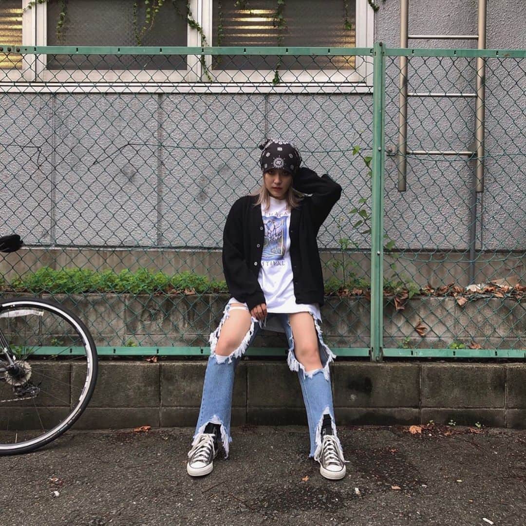 のインスタグラム：「recommend style -cotton knit cardigan -vintage tshirt -crash denim pants ㅤㅤㅤㅤㅤㅤㅤ ※通販ご希望の方はDMにてお問い合わせください。 ㅤㅤㅤㅤㅤㅤㅤ #tokyo #shimokitazawa #mabataki #東京 #下北沢 #古着 #下北沢古着屋 #マバタキ #ブランド古着」