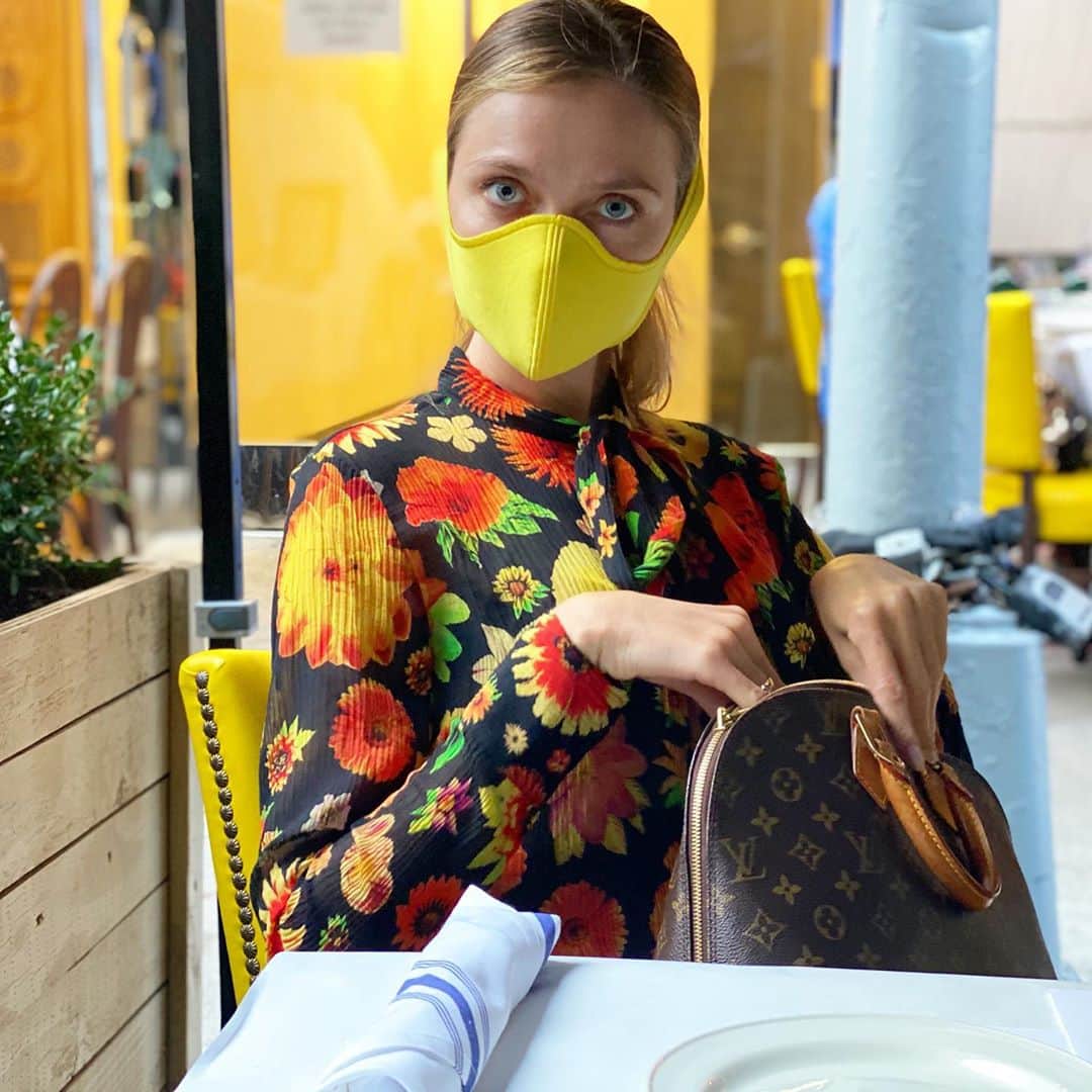 ヴラダ・ロスリャコヴァのインスタグラム：「Let this autumn 2020 be free and atypical!」