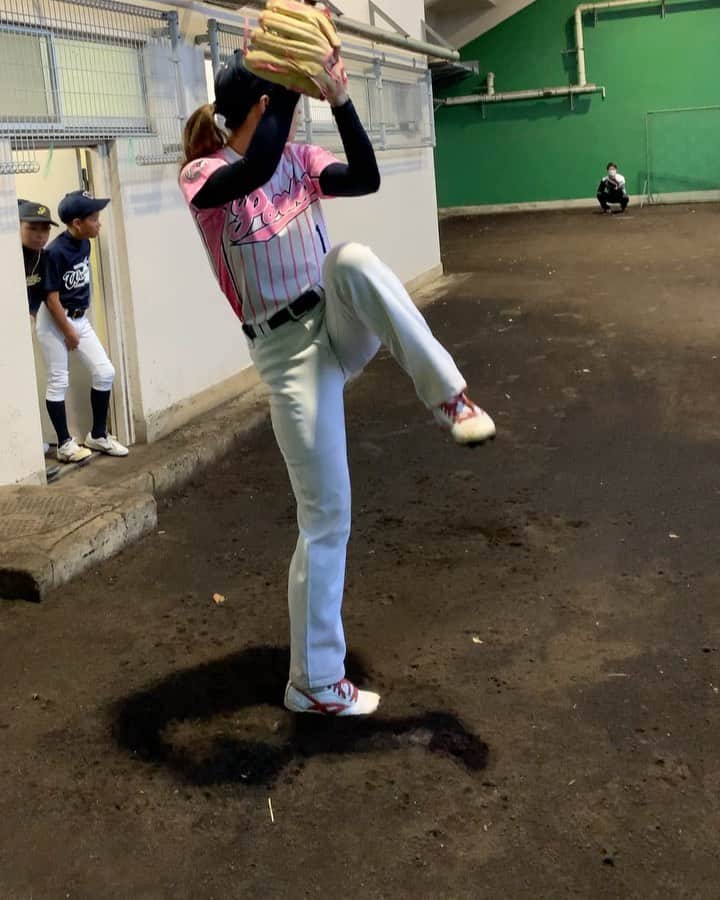上杉あずさのインスタグラム：「. #ブルペン #ピッチング 先日の久留米球場でのブルペン、感覚は悪くなかったけど、映像で見たらダメダメじゃんか😂😱ちなみにこの日の始球式用に久々のワインドアップ。 いつか心からよっしゃ！って思えるピッチングを出来るように頑張ります。ゴールのない、果てのない未来は不安もあるけど、今更臆することもないというか、失うものは無い。失うものすら持ってない(笑) なので、どこまでいけるか登り詰めてみたいですね😎⚾️ 年齢から3取って、0歳児の気持ちで進化して成長してゆきます💪🏼💛 #baseball #training #pitcher #pitching #project #speedu#challenge #fukuoka #hardbankporks #野球 #草野球 #軟式野球 #めざせ110キロプロジェクト #球速アップ #球威アップ #キレダス #変化球の精度 #トレーニング #フィールディング #福岡ハードバンクポークス #野球女子 #焼肉女子」