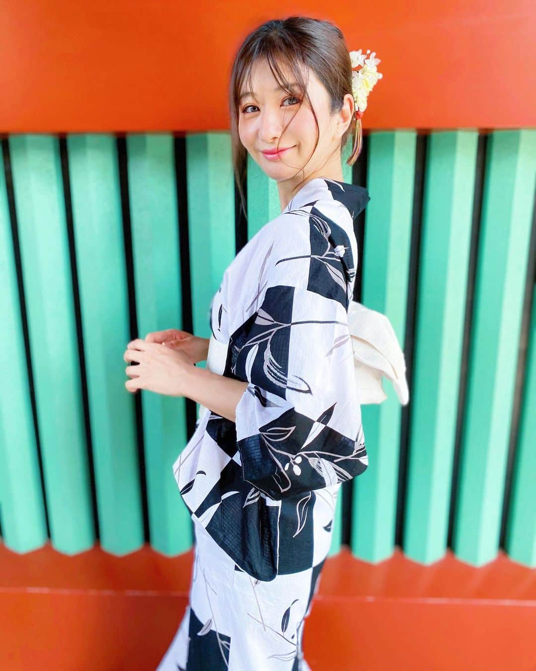 中村江莉香さんのインスタグラム写真 - (中村江莉香Instagram)「秋の始まり #撮影前のケア 🌾🍂 #リッツ #幹細胞コスメ 💄 シワへの効果が認められた受賞成分が3つも配合されている商品👮🏻‍♀️✨ #植物由来幹細胞 を採用されているので安心安全、そして香りもほぼ無く使い勝手も良いです🤫🌿 30代になってシワの悩みが出てきました😶 #絶賛大人女子世代   デザインが注射器タイプでお上品、そして常にフレッシュに使用できるエアレス容器で機能性も高いです(酸化しない🥺💕) 全国の#ドラッグストア で買えますよ☺️✨ #米江莉香 収穫までもう少し １ヶ月を切りました🌾🍚こちら装いは @kome_erica_official イメージです💫 HP完成もお楽しみに...⭐️  #LITS #スキンケア #撮影前のお手入れ #肌作り #シワのない肌 #ラインゼロ #シワケア #エイジングケア #リッツリバイバル #幹細胞 #植物幹細胞 #おすすめ上品 #大人女子 #美容好きな人と繋がりたい #美容好きさんと繋がりたい #美容と健康 #内側からのケア #外側からのアプローチ #米農家 #米農家さんと繋がりたい #農業女子 #夏の紫外線ダメージケア #pr」9月25日 12時27分 - erica_nakamura