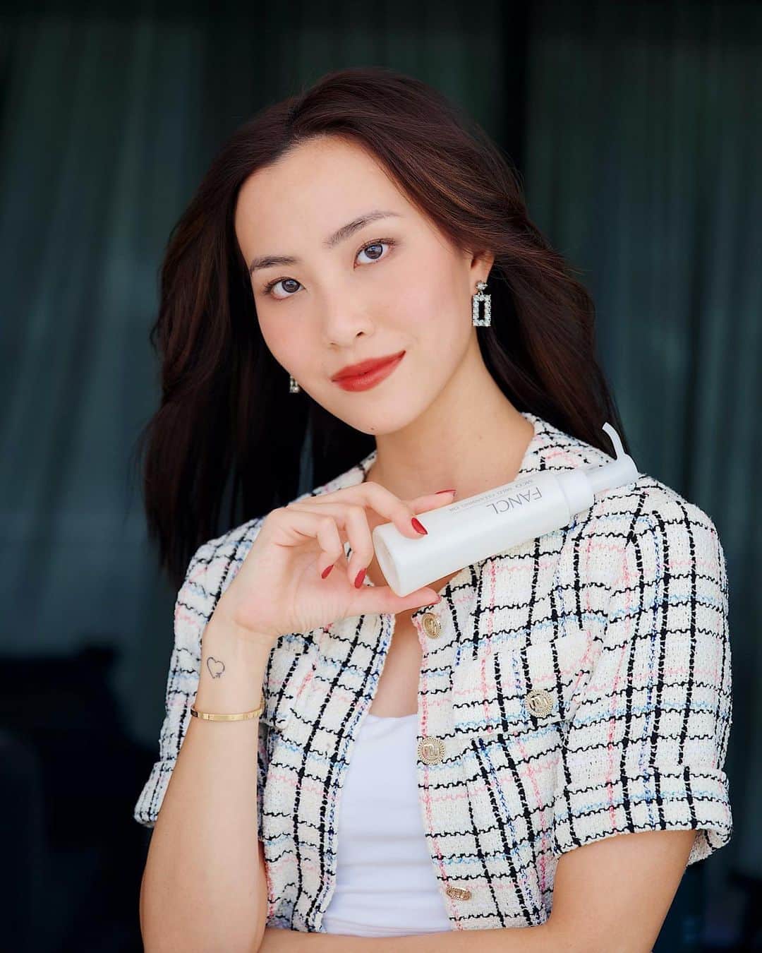のインスタグラム：「Removing makeup is a key step in my cleansing process and i'm so glad to share my love for FANCL's mild cleansing oil with you!! It removes every trace of makeup (even waterproof eye makeup omg that's the worst), and it is suitable for sensitive skin!  Show this post in stores and you will receive a Free 5-Day Trial Kit when you purchase a MCO mild cleansing oil vitamin colour!  Do join me LIVE on IG: 30 Sept, 9.00pm – 9.30pm as I do something for the first time on camera... REMOVE MY MAKEUP 😱   *Swipe to see the latest limited edition launch!」