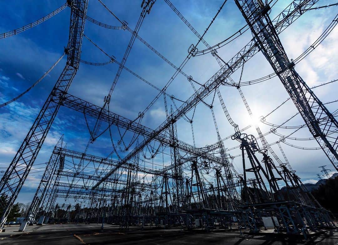 東京電力ホールディングス株式会社さんのインスタグラム写真 - (東京電力ホールディングス株式会社Instagram)「新福島変電所　断路器(2019年1月撮影)  震災で大きな被害を受けた新福島変電所(福島県富岡町)は、県内の再生可能エネルギー普及に向けた機器改修工事や送電線接続工事を行い、計13万kWの再エネ接続が可能になりました。 また、県沿岸地域の再エネ導入拡大に向けた技術的支援にも積極的に取り組んでいます。」9月25日 12時20分 - tepco.official
