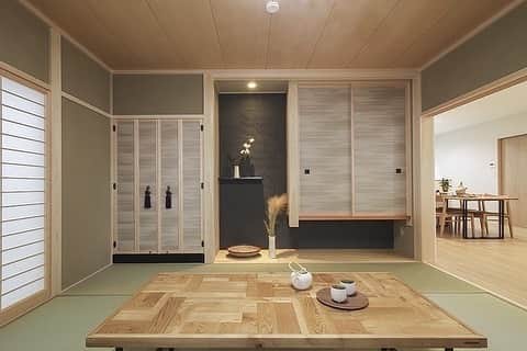 シティハウス産業株式会社のインスタグラム：「* ほどよく秋の気配を感じられる 落ち着いた雰囲気の和室。 塗り壁仕上げの飾り棚には 季節のインテリアを飾り、 四季を楽しむことができます。 ❁­­--­­--­­--­­--­­--­­--­­--­­--­­--­­--­­--­­-­­---­­­--­ more photos :@cityhouse770­­ --­­--­­--­­---­­--­­--­­--­­---­­­­--­­----­­---­­--❁ * * #house #architecture  #マイホーム #マイホーム計画  #リノベーション  #注文住宅 #自由設計 #真壁 #すすき #秋の花   #和モダン #家 #和 #和室 #畳 #和室インテリア   #リビング #LDK #間取り #塗り壁 #仏間   #インテリア #暮らしを楽しむ  #ダイニング  #吊り押し入れ #七尾市 #客間 #japaneseroom   #和雑貨 #japanesemodern」