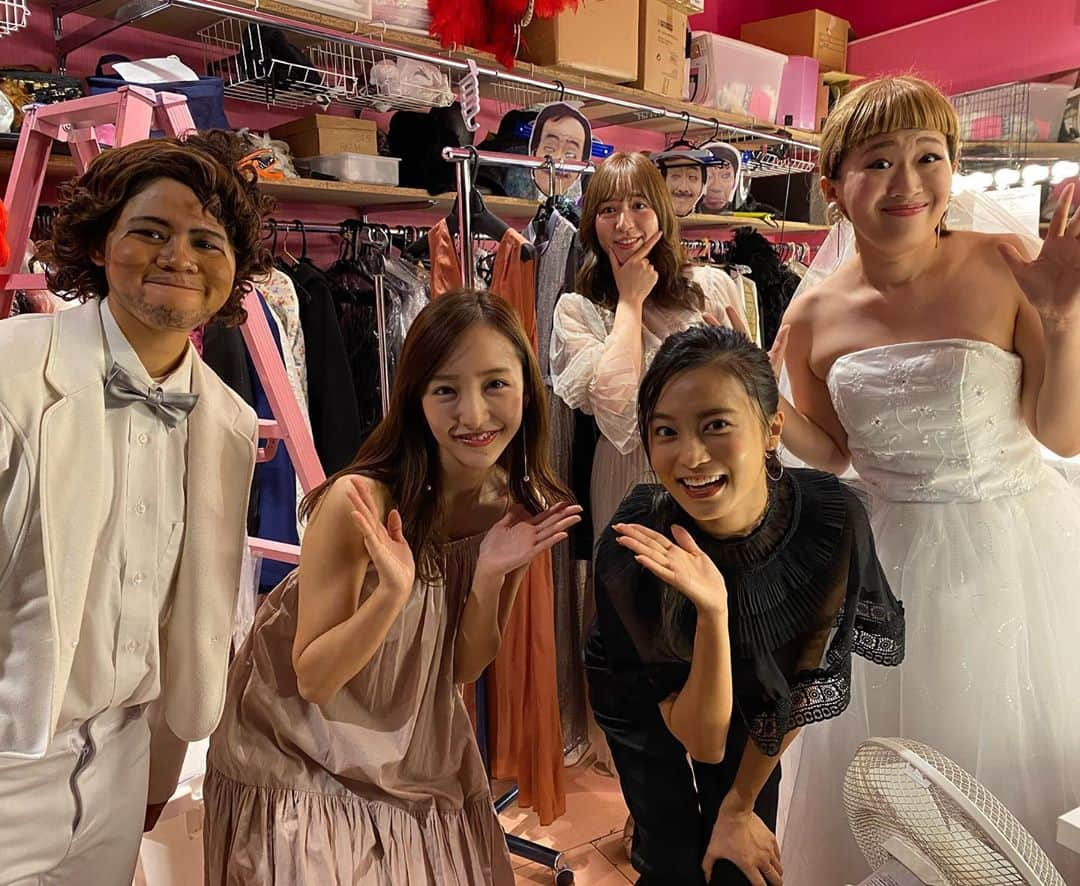 沙羅さんのインスタグラム写真 - (沙羅Instagram)「🎊まるかりちゃん❤️本並さん⚽️﻿ ご結婚おめでとうございます💖💛💚💙﻿ まるかりちゃんに直接おめでとうって言えて嬉しかった🥰❤️ まんまる笑顔、可愛かったです✨﻿ みんながHappy笑顔で素敵な夜でした🌟﻿ ハリウは本並さんに、公認もらえませんでした😂﻿ 「ダメです」って。笑﻿ ハリウは本並さんにレッドカード出してました。コラ！笑﻿ ﻿ #本並健治﻿ #丸山桂里奈﻿ #板野友美﻿ #小島瑠璃子﻿ #上田堪大﻿ #荻野由佳﻿ #堀優衣﻿ #山根千佳﻿ #足立梨花﻿ #入来茉里﻿ #桑山哲也﻿ #藤田朋子﻿ #唯月ふうか﻿ #宮澤佐江﻿ #河西智美﻿ #イジリー岡田 #コロッケ﻿ #ハリウリサ﻿ #沙羅﻿ (敬称略) #ホリプロ﻿ #ホリプロコム #ものまね﻿ #SPEED❄️ #White Loveを歌わせていただきました🎤 #素敵なスタッフのみなさま﻿ #視聴者のみなさま﻿ #ありがとうございました！﻿ #楽しかったー！﻿ #まるかりちゃんお幸せに❤️🍀﻿」9月25日 12時32分 - sarapika128