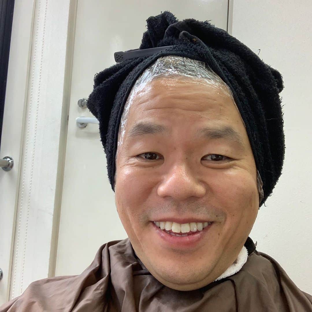 津田篤宏のインスタグラム：「合間でお散髪 毛染め おばちゃん感が出てきたわ。 小籔さんにおかんに似てきたと言われたわ。  #お散髪 #RUFHAIR #お世話になってるわ」