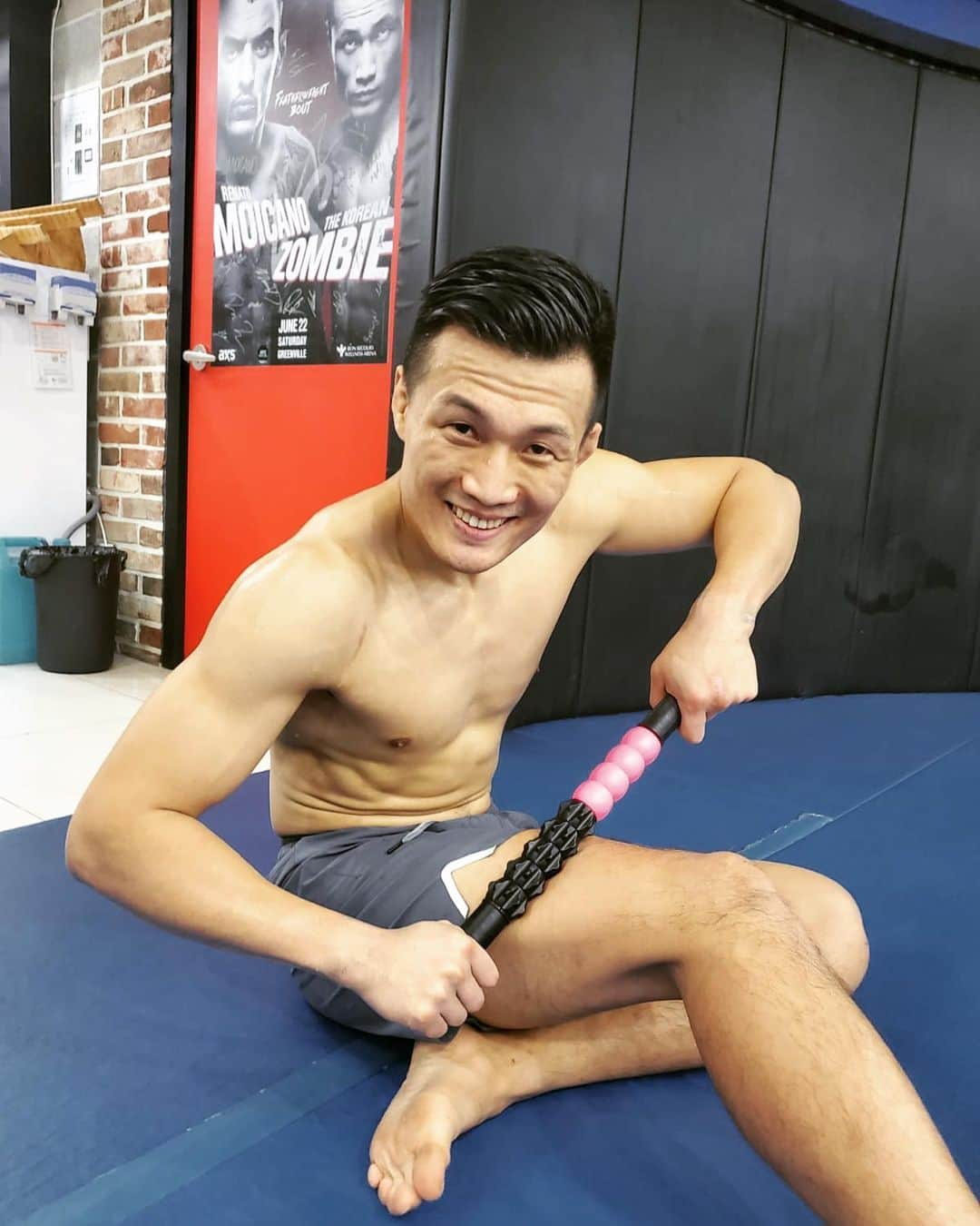 ジョン・チャンソンさんのインスタグラム写真 - (ジョン・チャンソンInstagram)「The Pso-stick is one of my favorite tools for recovery after training ! #FeelPsorite @pso_rite #koreanzombie」9月25日 12時45分 - koreanzombiemma