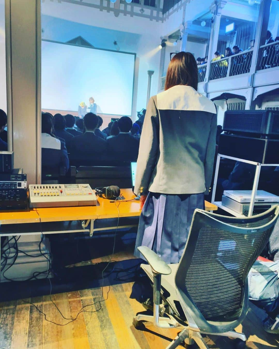 柳亮さんのインスタグラム写真 - (柳亮Instagram)「本日9月25日は 映画『映像研には手を出すな！』 いよいよ全国映画館にて公開です！  ドラマ版未見の方も とある回顧録から始まりますので安心して入り込めます。  超美麗なVFXと強烈な俳優陣による 壮大なアニメ作りに挑む高校生達の群像劇です。  某超有名映画のオマージュや 文化財や廃墟、工業地帯など普段見れないロケ地や細部まで作り込んだセットも見所です！  兎に角たくさんの見どころを盛り込んだエンターテイメントなんです。 アイドル映画ともしかしたら毛嫌いする方もいるかもしれませんし、そういうパブリシティの映画と思われているかもしれません。 ただ、彼女たちの血の通った表現を観て、僕は心動かされました。 本心は人の心を塗り替えます。  大小メジャーインディー様々な作品に携わって15年は経ちますが、正直毎日体力的にしんどいのに、今日どこに行けるんだろう今日どんな予期せぬ事が起こるんだろうと現場に行くワクワクが常に優っていたのは、この現場が正直初めてでした。 それくらいこの映画は青春の玉手箱なんです。  大人と若者が真面目にバカ貫いた映画です。 ご家族とお友達と大事な人と是非劇場に足をお運び感想頂けますと嬉しいです🙇‍♂️  第一弾の本予告と https://youtu.be/CE39Y-A6WJ4  第二弾の新予告をもう一度ご覧になって https://youtu.be/Dyc6zrpUbI0  座席の戻った劇場でお待ちしております。 そして、わたしの書き下ろした映画本編のタイトル文字もお見逃しなく笑  ‬#映像研 #映像研には手を出すな #齋藤飛鳥 #山下美月 #梅澤美波 #グレイスエマ #小西桜子 #福本莉子 #松﨑亮 #桜田ひより #板垣瑞生 #赤楚衛二 #鈴之助 #出合正幸 #松本若菜 #山中聡 #浜辺美波 #髙嶋政宏  #英勉 #高柳亮博 #toho #eizouken  #乃木坂46 #ファンタスティック三色パン  #vfx #film」9月25日 12時39分 - yanagiryo