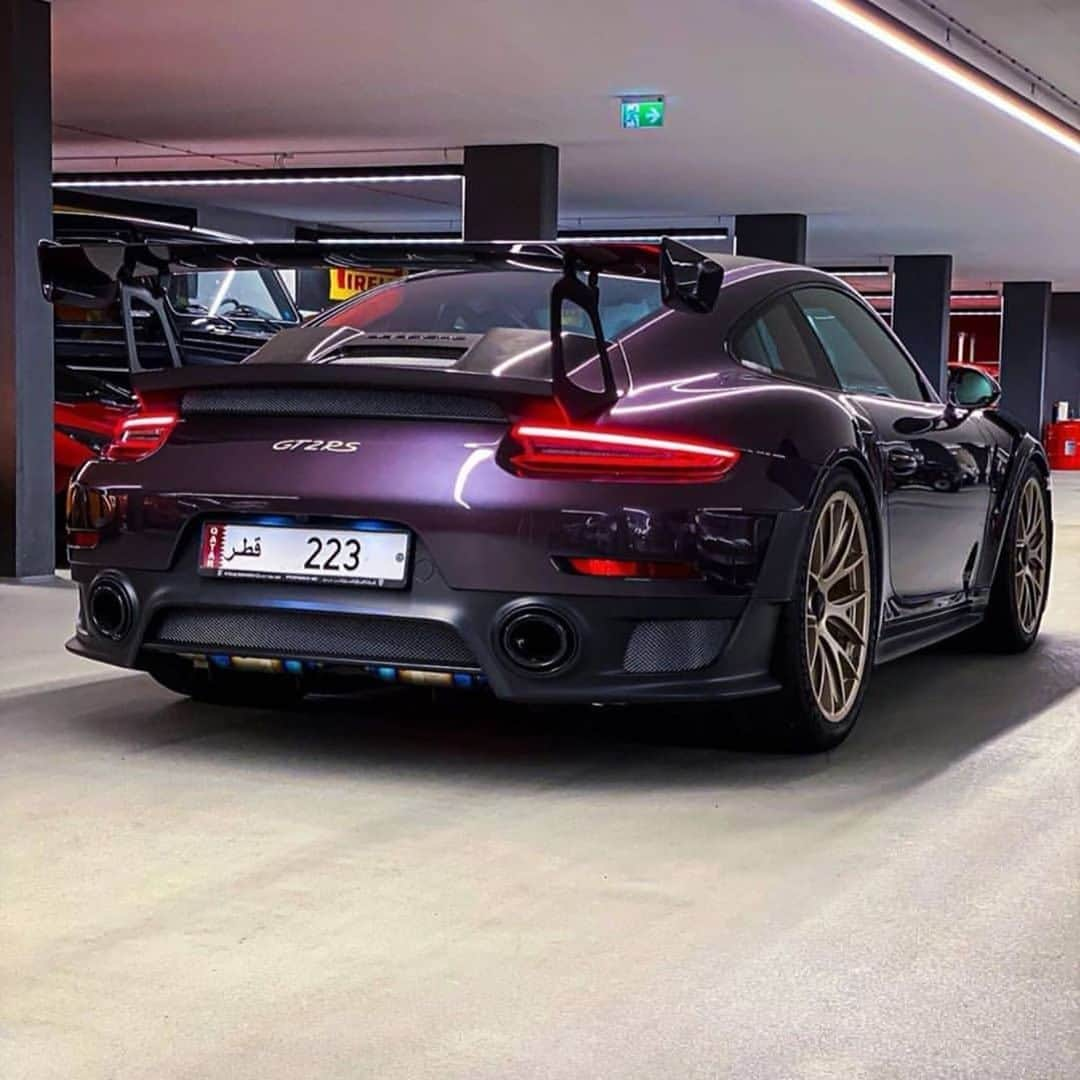 CarsWithoutLimitsさんのインスタグラム写真 - (CarsWithoutLimitsInstagram)「Vesuvio Metallic Porsche #GT2RS Photos @abdyessine  Owner @gercollector  #carswithoutlimits #porsche」9月25日 12時43分 - carswithoutlimits