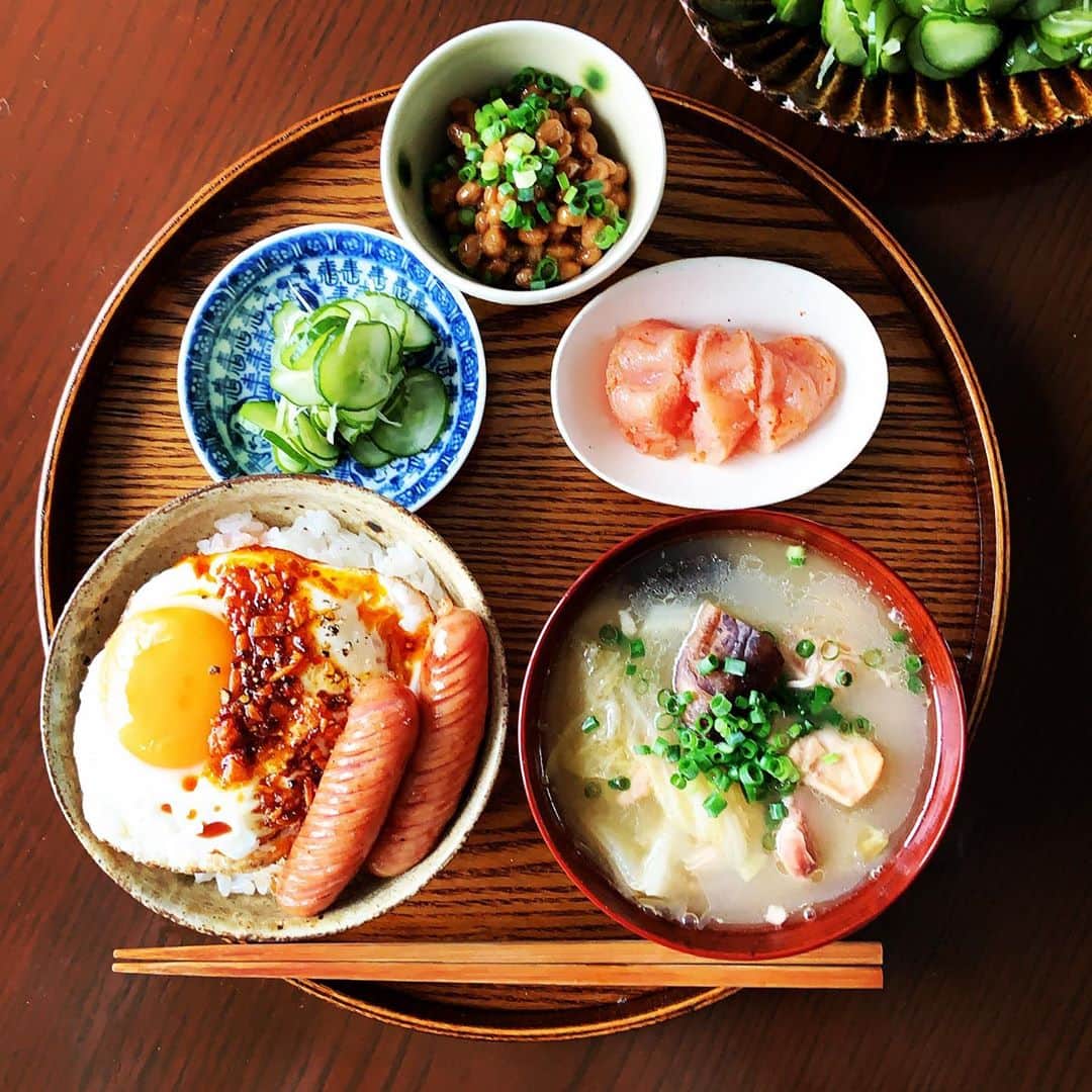 志摩有子さんのインスタグラム写真 - (志摩有子Instagram)「久しぶりに目玉焼き丼。安定のシャウエッセンと食べるラー油付き。汁物は昨日のピエンローの残り。こういうお昼がやっぱり美味しい。  #目玉焼き丼」9月25日 12時53分 - ariko418