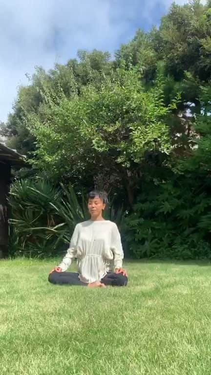 渋木さやかのインスタグラム：「古民家のお庭で、お友達家族へ向けてゲリラヨガしました🧘‍♂️」