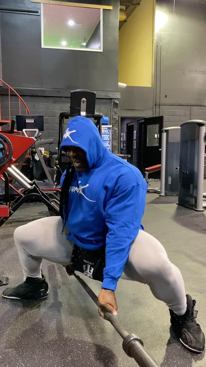 カイ・グリーンのインスタグラム：「Everyday we’re working in the gym, behind the scenes, and gladly bringing it to you guys live weekly! If you’re looking to step up your leg game then you gotta stay consistent, be willing to put in the work, and don’t be afraid to switch your routines up! Keeping things simple and fun  .. 🔥JOIN MY 8 WEEK CHALLENGE The Best Transformation WILL WIN $1,000 and a One Year @dynamikmuscle sponsorship .. — A FULL 8 WEEK PROGRAM — Giving you all the tools (Diet/Training) you need to make BIG CHANGES in your physique! .. 💥HERE’S WHAT YOU GET💥 🌡 8 Weeks Of Intense Workouts 🍛 8 Week Nutrition / Meal Plan 📲 Daily Text From Me 👥 Private Facebook Group 🤼 Open For Male & Female 🌏 Worldwide Entry Available  👉🏾Click the link in bio to join the 8 Week Challenge. Spots limited...LETS WORK!!」