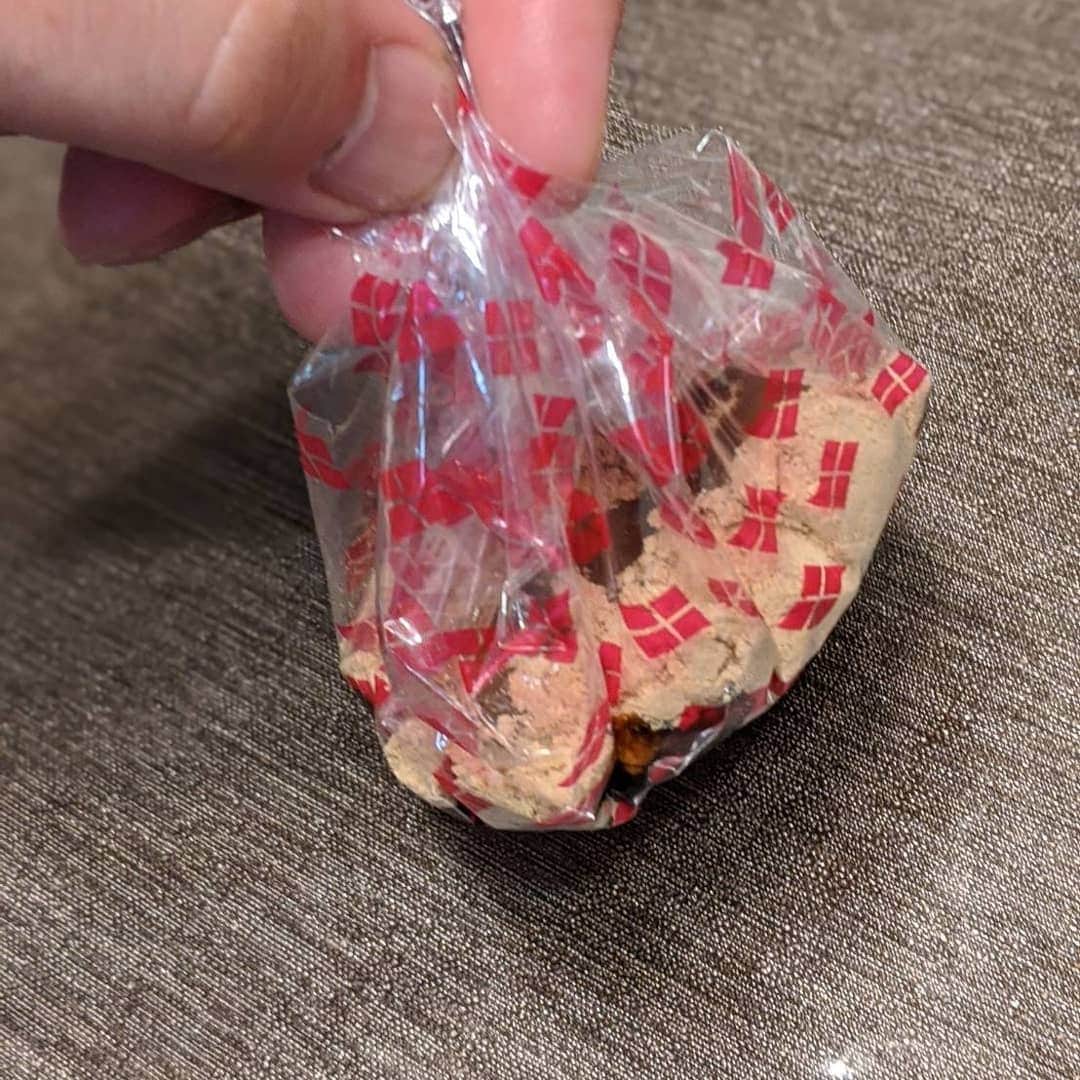 脇知弘さんのインスタグラム写真 - (脇知弘Instagram)「信玄餅を食べる時にいつもボロボロこぼしてしまう自分😅  そんな自分に嫁さんがアドバイスをくれた👍️  ちなみに自分はこの４０年間、きな粉の溝に黒蜜を入れて混ぜて食べるタイプ😄 そりゃこぼれるリスク大きいですよね😅  嫁さんのアドバイスは  まず包みのビニールの上に信玄餅だします✨  そして黒蜜をドバーっとかけます😉  こぼれないようにしっかりビニールで包みこみ～  よくもみもみします👍️  そしたら完成～🤩  餅にきな粉と黒蜜が絡み合って おいしそう😆  いただきま～す🎵  こんな食べ方あったんや～🤩  これならボロボロこぼれないし  更においしくなったし  一石二鳥だね❤️  嫁さんアドバイスありがとう❤️  #脇知弘  #信玄餅  #ボロボロこぼしてしまう  #嫁さんアドバイス  #こぼれない食べ方  #黒蜜ドバーっと  #もみもみして  #きな粉と黒蜜餅と絡み合う  #一石二鳥  #こんな食べ方あったんだ   #Love  #follow」9月25日 13時03分 - t_waki_at