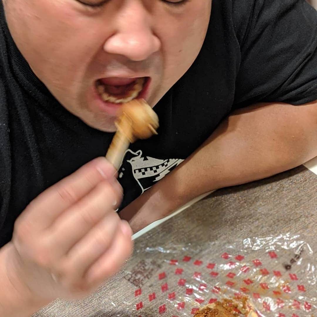 脇知弘さんのインスタグラム写真 - (脇知弘Instagram)「信玄餅を食べる時にいつもボロボロこぼしてしまう自分😅  そんな自分に嫁さんがアドバイスをくれた👍️  ちなみに自分はこの４０年間、きな粉の溝に黒蜜を入れて混ぜて食べるタイプ😄 そりゃこぼれるリスク大きいですよね😅  嫁さんのアドバイスは  まず包みのビニールの上に信玄餅だします✨  そして黒蜜をドバーっとかけます😉  こぼれないようにしっかりビニールで包みこみ～  よくもみもみします👍️  そしたら完成～🤩  餅にきな粉と黒蜜が絡み合って おいしそう😆  いただきま～す🎵  こんな食べ方あったんや～🤩  これならボロボロこぼれないし  更においしくなったし  一石二鳥だね❤️  嫁さんアドバイスありがとう❤️  #脇知弘  #信玄餅  #ボロボロこぼしてしまう  #嫁さんアドバイス  #こぼれない食べ方  #黒蜜ドバーっと  #もみもみして  #きな粉と黒蜜餅と絡み合う  #一石二鳥  #こんな食べ方あったんだ   #Love  #follow」9月25日 13時03分 - t_waki_at