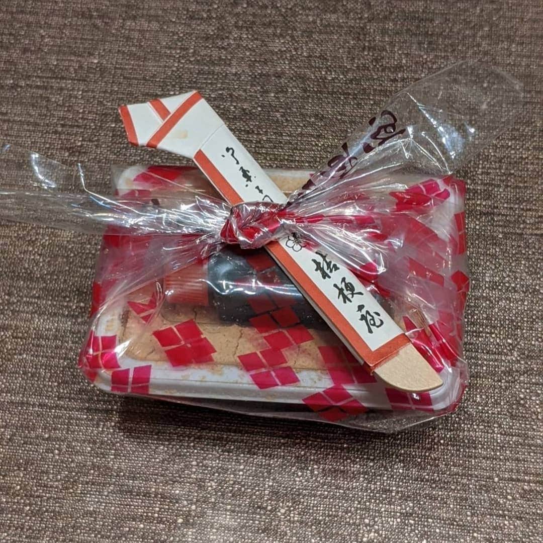 脇知弘さんのインスタグラム写真 - (脇知弘Instagram)「信玄餅を食べる時にいつもボロボロこぼしてしまう自分😅  そんな自分に嫁さんがアドバイスをくれた👍️  ちなみに自分はこの４０年間、きな粉の溝に黒蜜を入れて混ぜて食べるタイプ😄 そりゃこぼれるリスク大きいですよね😅  嫁さんのアドバイスは  まず包みのビニールの上に信玄餅だします✨  そして黒蜜をドバーっとかけます😉  こぼれないようにしっかりビニールで包みこみ～  よくもみもみします👍️  そしたら完成～🤩  餅にきな粉と黒蜜が絡み合って おいしそう😆  いただきま～す🎵  こんな食べ方あったんや～🤩  これならボロボロこぼれないし  更においしくなったし  一石二鳥だね❤️  嫁さんアドバイスありがとう❤️  #脇知弘  #信玄餅  #ボロボロこぼしてしまう  #嫁さんアドバイス  #こぼれない食べ方  #黒蜜ドバーっと  #もみもみして  #きな粉と黒蜜餅と絡み合う  #一石二鳥  #こんな食べ方あったんだ   #Love  #follow」9月25日 13時03分 - t_waki_at