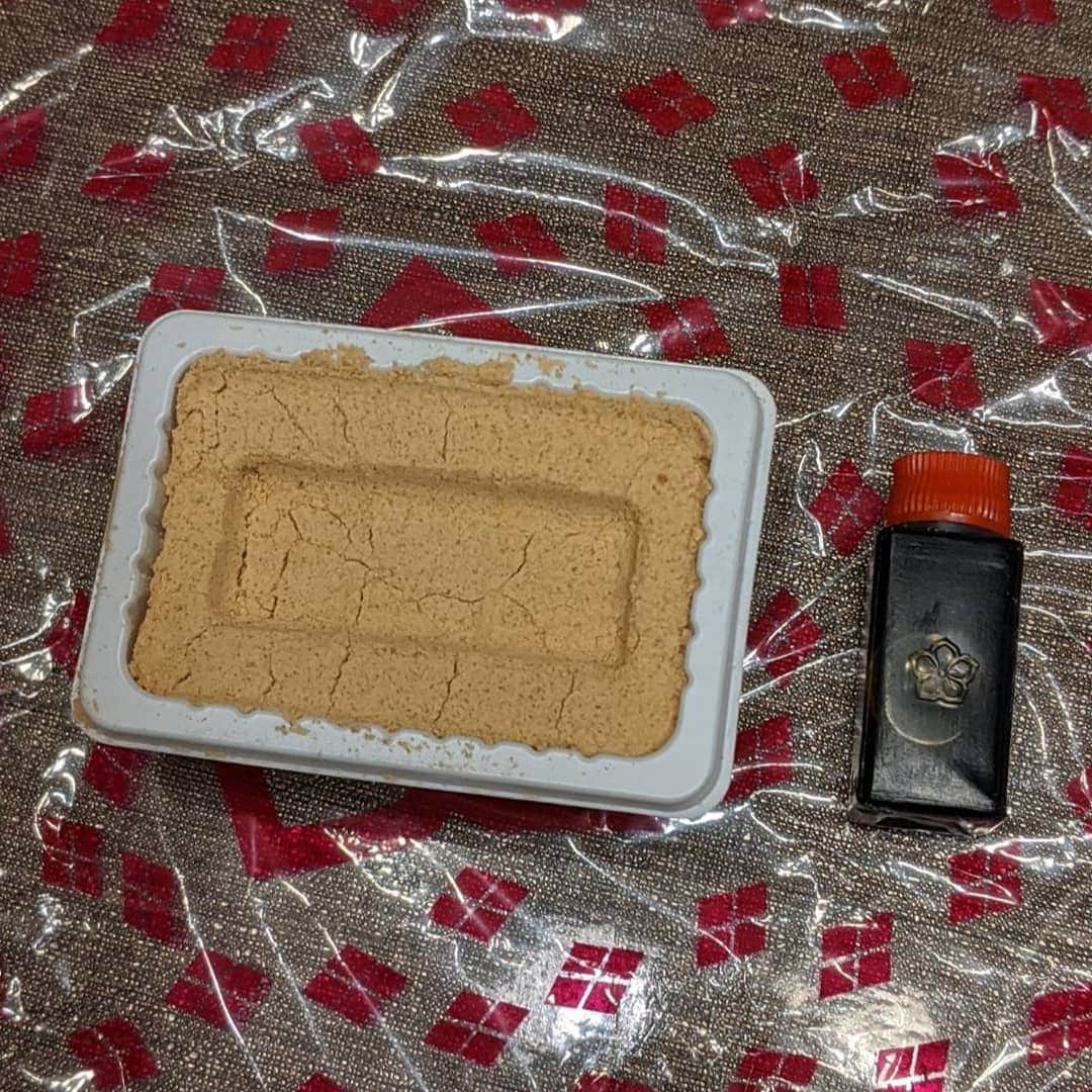 脇知弘さんのインスタグラム写真 - (脇知弘Instagram)「信玄餅を食べる時にいつもボロボロこぼしてしまう自分😅  そんな自分に嫁さんがアドバイスをくれた👍️  ちなみに自分はこの４０年間、きな粉の溝に黒蜜を入れて混ぜて食べるタイプ😄 そりゃこぼれるリスク大きいですよね😅  嫁さんのアドバイスは  まず包みのビニールの上に信玄餅だします✨  そして黒蜜をドバーっとかけます😉  こぼれないようにしっかりビニールで包みこみ～  よくもみもみします👍️  そしたら完成～🤩  餅にきな粉と黒蜜が絡み合って おいしそう😆  いただきま～す🎵  こんな食べ方あったんや～🤩  これならボロボロこぼれないし  更においしくなったし  一石二鳥だね❤️  嫁さんアドバイスありがとう❤️  #脇知弘  #信玄餅  #ボロボロこぼしてしまう  #嫁さんアドバイス  #こぼれない食べ方  #黒蜜ドバーっと  #もみもみして  #きな粉と黒蜜餅と絡み合う  #一石二鳥  #こんな食べ方あったんだ   #Love  #follow」9月25日 13時03分 - t_waki_at