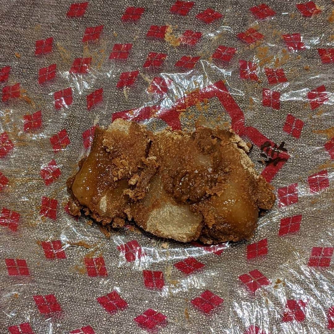 脇知弘さんのインスタグラム写真 - (脇知弘Instagram)「信玄餅を食べる時にいつもボロボロこぼしてしまう自分😅  そんな自分に嫁さんがアドバイスをくれた👍️  ちなみに自分はこの４０年間、きな粉の溝に黒蜜を入れて混ぜて食べるタイプ😄 そりゃこぼれるリスク大きいですよね😅  嫁さんのアドバイスは  まず包みのビニールの上に信玄餅だします✨  そして黒蜜をドバーっとかけます😉  こぼれないようにしっかりビニールで包みこみ～  よくもみもみします👍️  そしたら完成～🤩  餅にきな粉と黒蜜が絡み合って おいしそう😆  いただきま～す🎵  こんな食べ方あったんや～🤩  これならボロボロこぼれないし  更においしくなったし  一石二鳥だね❤️  嫁さんアドバイスありがとう❤️  #脇知弘  #信玄餅  #ボロボロこぼしてしまう  #嫁さんアドバイス  #こぼれない食べ方  #黒蜜ドバーっと  #もみもみして  #きな粉と黒蜜餅と絡み合う  #一石二鳥  #こんな食べ方あったんだ   #Love  #follow」9月25日 13時03分 - t_waki_at