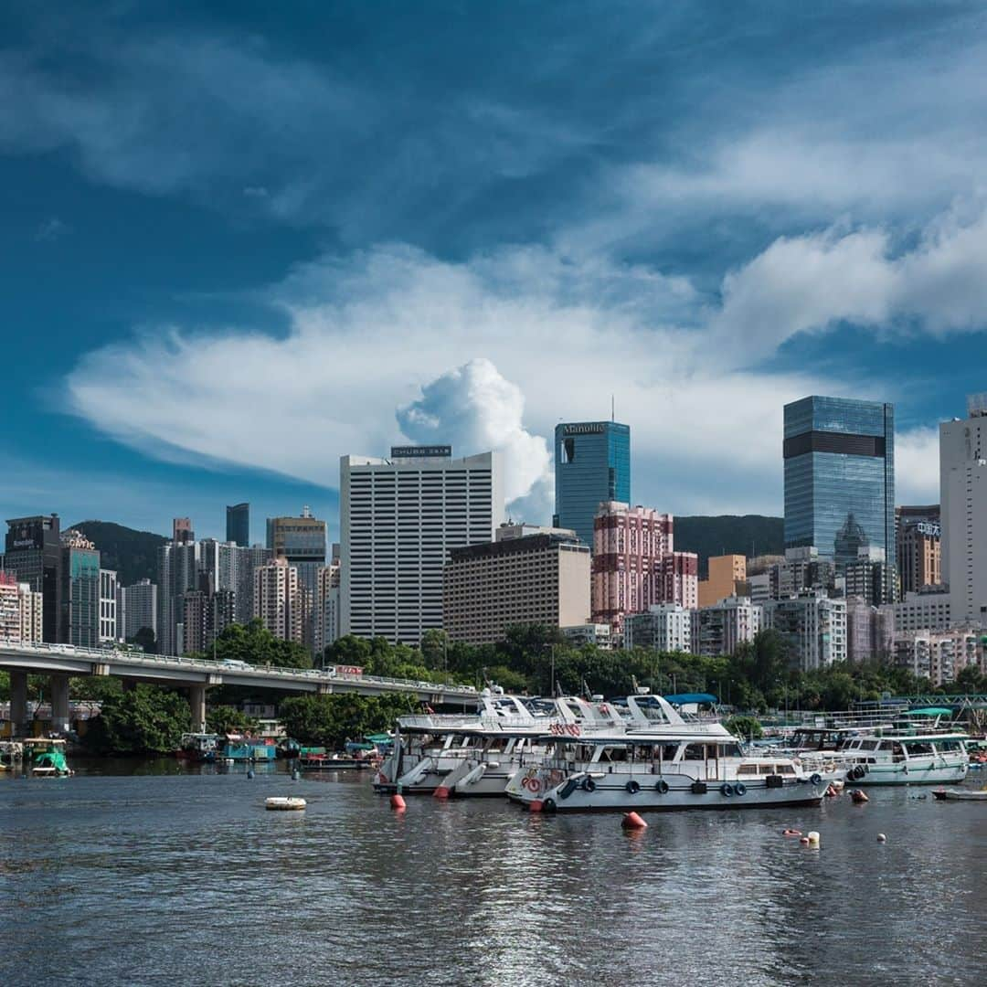 Discover Hong Kongさんのインスタグラム写真 - (Discover Hong KongInstagram)「Spent a lazy afternoon at this lesser-known place in Causeway Bay away from the shopping crowds. Great to just sit by the harbour feeling the breeze. 喺銅鑼灣除咗行街買嘢，仲可以出海傍散散步，吹吹海風歎返陣！ #DiscoverHongKong」9月25日 13時00分 - discoverhongkong