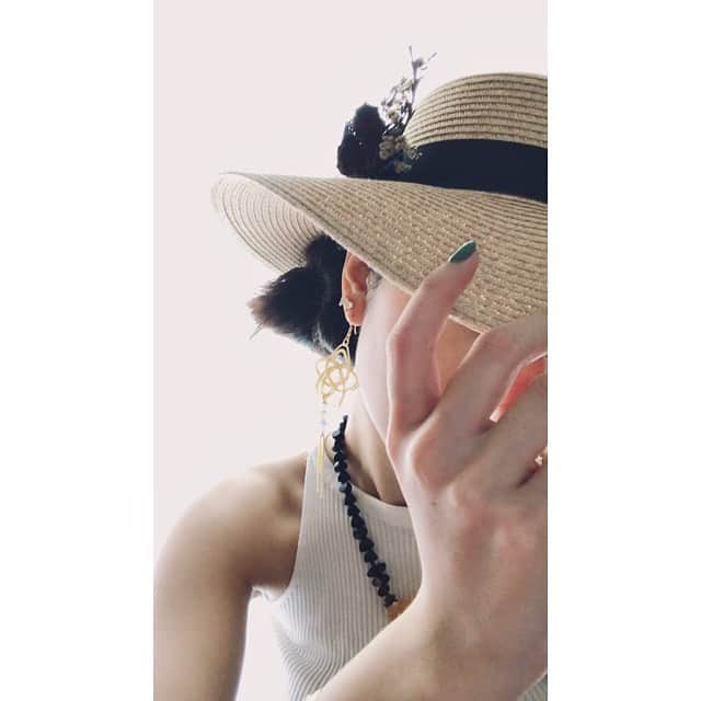 MARINAさんのインスタグラム写真 - (MARINAInstagram)「⭐︎ ✳︎ ⭐︎ ✳︎ ⭐︎ ✳︎ ⭐︎ . handmadeの水引きピアス🌟 ドライフラワーのブローチ💐 . なんでもない日にいただいた 手作りのプレゼントたち♡♡ . 嬉しい🥺💓 . そしてかわいいー💕 . ありがとうございます😌💓 大切に使わせていただきます♡ . #handmade #present #pierce #brooch #mizuhiki #dryflower #thankyou #love #okinawa」9月25日 13時01分 - marina___oki