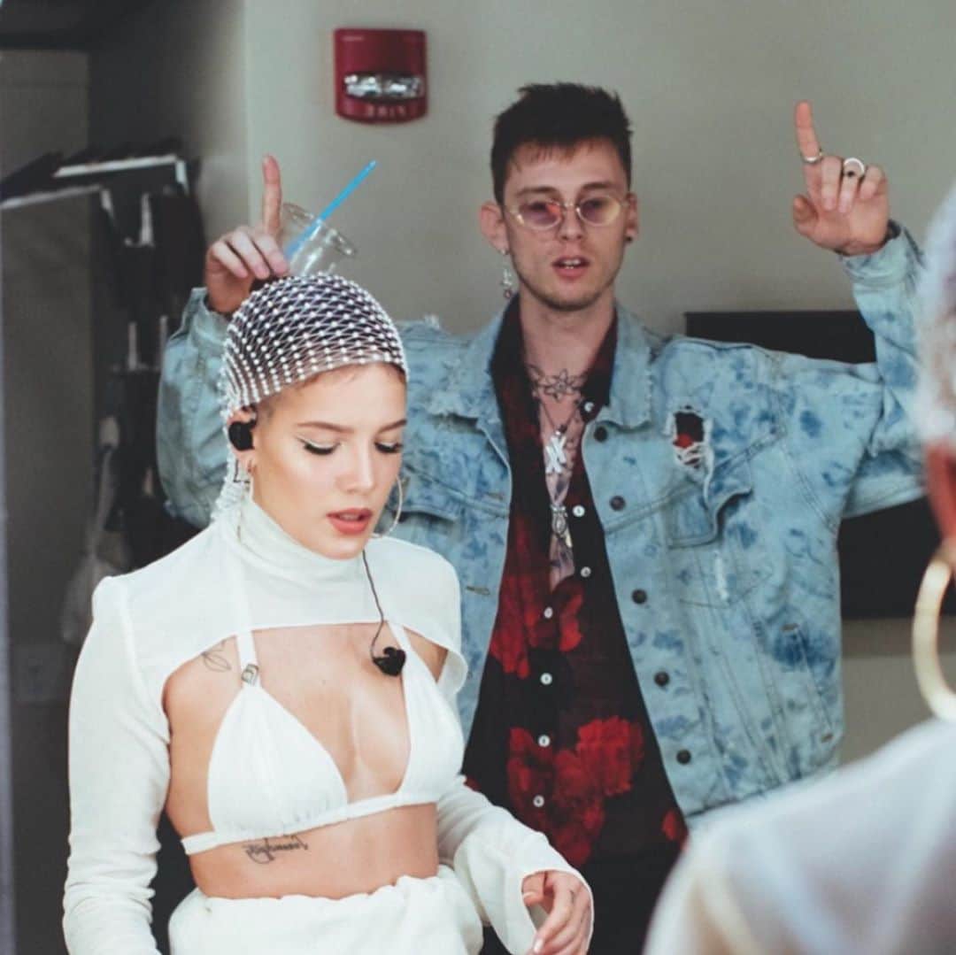 Halseyさんのインスタグラム写真 - (HalseyInstagram)「Tickets to My Downfall featuring the song “Forget Me Too” is out now! The day has finally arrived that @machinegunkelly and I have a song together. I know it may seem impossible that we haven’t already done a song together, because we have been friends since the dawn of time. Believe me. It’s crazy even to us that it took so long to do it. Just seems like it’s a meant to be type of thing. And now it is. Here. And fucking SICK. I’m so proud of your reinvention Colson. You’ve always been a rockstar in everything you’ve done whether it’s acting, modeling, being an amazing father, or exploring other genres. But now you have a whole entire album full of songs that reinforce what we already know. YOU’RE PUNK AS FUCK, KID!!!!!!! Congrats!」9月25日 13時11分 - iamhalsey