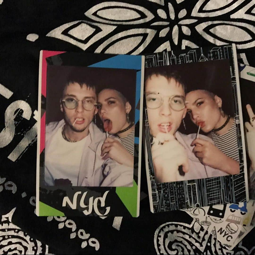 Halseyさんのインスタグラム写真 - (HalseyInstagram)「Tickets to My Downfall featuring the song “Forget Me Too” is out now! The day has finally arrived that @machinegunkelly and I have a song together. I know it may seem impossible that we haven’t already done a song together, because we have been friends since the dawn of time. Believe me. It’s crazy even to us that it took so long to do it. Just seems like it’s a meant to be type of thing. And now it is. Here. And fucking SICK. I’m so proud of your reinvention Colson. You’ve always been a rockstar in everything you’ve done whether it’s acting, modeling, being an amazing father, or exploring other genres. But now you have a whole entire album full of songs that reinforce what we already know. YOU’RE PUNK AS FUCK, KID!!!!!!! Congrats!」9月25日 13時11分 - iamhalsey