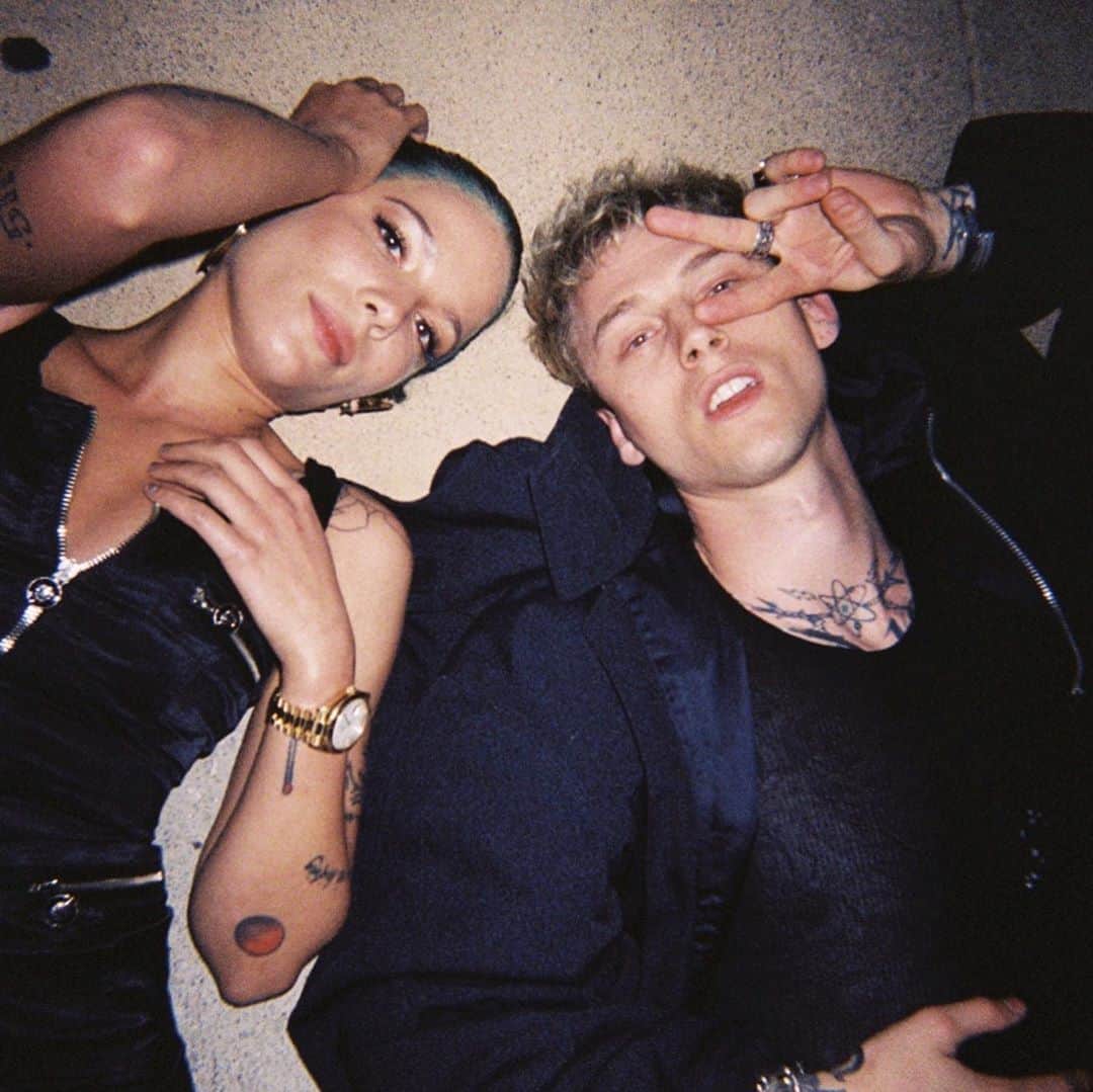 Halseyのインスタグラム：「Tickets to My Downfall featuring the song “Forget Me Too” is out now! The day has finally arrived that @machinegunkelly and I have a song together. I know it may seem impossible that we haven’t already done a song together, because we have been friends since the dawn of time. Believe me. It’s crazy even to us that it took so long to do it. Just seems like it’s a meant to be type of thing. And now it is. Here. And fucking SICK. I’m so proud of your reinvention Colson. You’ve always been a rockstar in everything you’ve done whether it’s acting, modeling, being an amazing father, or exploring other genres. But now you have a whole entire album full of songs that reinforce what we already know. YOU’RE PUNK AS FUCK, KID!!!!!!! Congrats!」