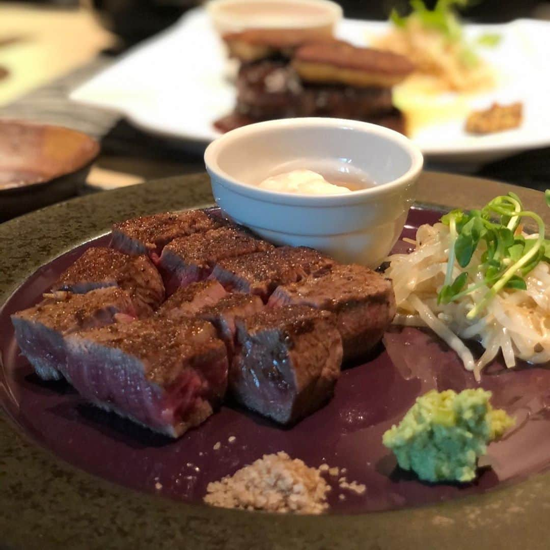 長谷川あやさんのインスタグラム写真 - (長谷川あやInstagram)「🐮🐮🐮#lunch#鉄板焼きランチ#浜松町 #浜松町ランチ#女子会ランチ#オリーブ牛#鉄板焼SETO#あや飯 ・ ・ ・ 久しぶりにちょこっと贅沢ランチ💛 （パパごめんな！笑） ・ はじめてのオリーブ牛、、、 とっても柔らかくてあま〜い😭💓 ハンバーグが隠れるほどにのった フォアグラハンバーグも絶品で オーダーが入ってから鉄板で 焼いてくれるのも嬉しい🍴✨ ・ ランチメニュー🗒 ☑︎和牛ハンバーグセット 1,180円 ☑︎讃岐オリーブ牛セット 3,680円 ☑︎フォアグラ和牛ハンバーグ 2,500円 ・ 諦めていたおちびと一緒の 鉄板焼きなのですが 鉄板から離れた席もあって 大好きなみんなと安心して ゆったりランチできました😌💛」9月25日 13時03分 - ayasuke_0516