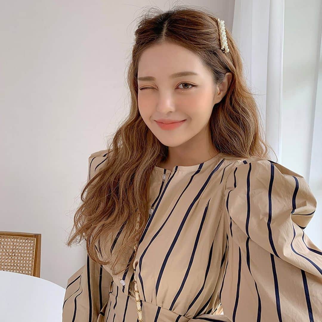 Chuuのインスタグラム：「이번주 주말에는 무슨 옷 입지?  고민하지 말고 “루미 스트라이프 dress” 셔링 디테일과 스트라이프 패턴의 원피스 하나로 특별한 룩이 완성된답니다!!  #chuu#베스트아이템#데이트룩#가을원피스」