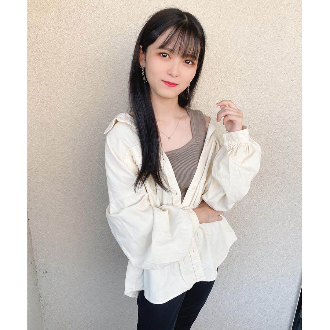 上原ゆなのインスタグラム：「﻿ GUの『ギャザーコーデュロイシャツ』♡﻿ ﻿ ﻿ 今日は黒のパンツと合わせて お姉さん風にしてみました💕﻿ どうかな？﻿ ﻿ ﻿ ﻿ ﻿ #AND24LOVELY﻿ #アンラブ﻿ #gu_for_all﻿ #gu_global﻿ #GUstyle﻿ #gupr﻿ #ギャザーコーデュロイシャツ﻿ ﻿ ﻿ ﻿ @gu_for_all﻿」