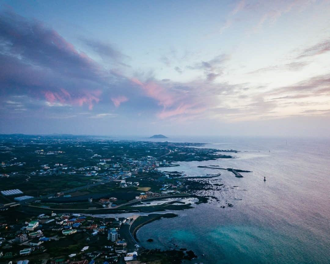 National Geographic Travelさんのインスタグラム写真 - (National Geographic TravelInstagram)「Photo by @junmichaelpark / The sky turns pink after sunset over Gwakji Gwamul Beach, Jeju Island, South Korea. Thanks to the international rise of Hallyu (the wave of Korean pop culture), Jeju Island has become a popular destination for tourists from Asia and beyond. It was a favorite honeymoon destination for South Koreans before restrictions on international travel were lifted in the 1990s.  For more photos and stories, follow @junmichaelpark.」9月25日 13時10分 - natgeotravel