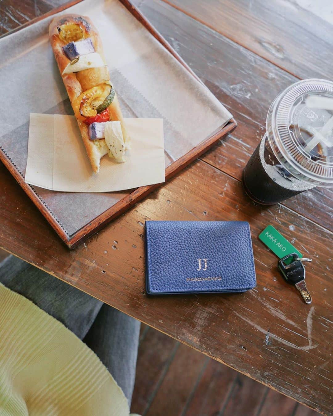のインスタグラム：「.﻿ ちょっと休憩☕️﻿ お気に入りの場所でいつも同じの😛﻿ ﻿ "𝙈𝘼𝙆𝙀 𝙔𝙊𝙐𝙍 𝙈𝘼𝙍𝙆"﻿ ﻿ カードが多いから名刺ケースを代用。﻿ 最近カラーが気分です✌︎﻿ 何パターンも迷いこちらにしました🌼﻿ ﻿ @maisondesabre ﻿ #メゾンドサブレ﻿ #MakeYourMark」