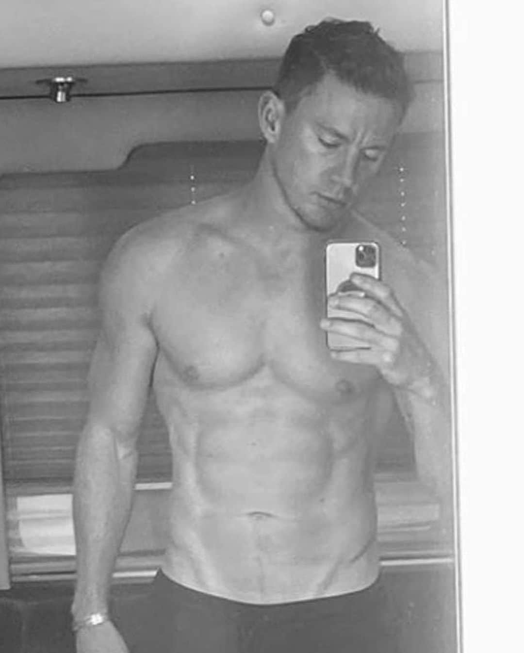 Just Jaredさんのインスタグラム写真 - (Just JaredInstagram)「Look at those abs! Channing Tatum’s body is looking better than ever in this new shirtless selfie he shared to Instagram.  #ChanningTatum Photo: @channingtatum」9月25日 13時14分 - justjared