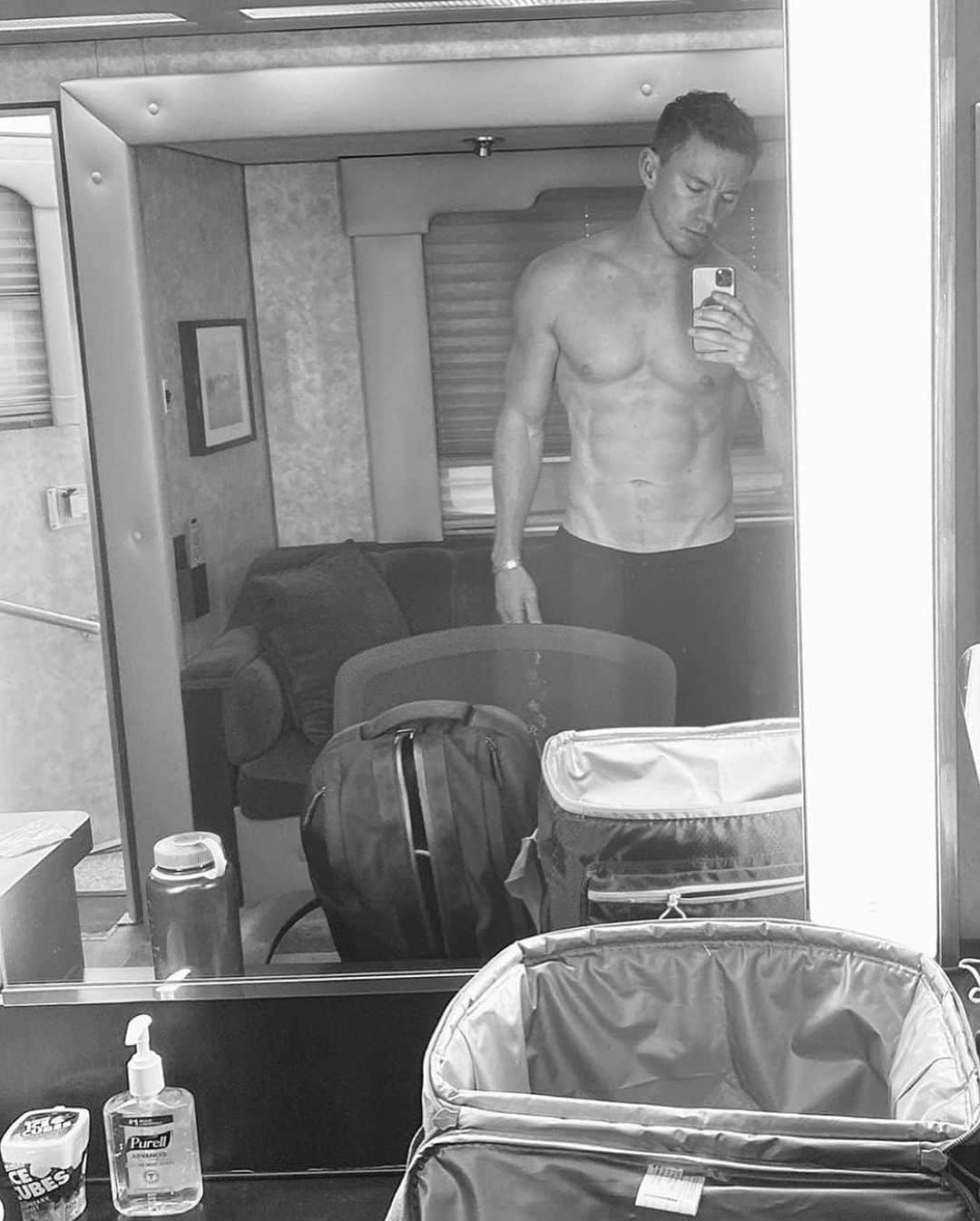 Just Jaredさんのインスタグラム写真 - (Just JaredInstagram)「Look at those abs! Channing Tatum’s body is looking better than ever in this new shirtless selfie he shared to Instagram.  #ChanningTatum Photo: @channingtatum」9月25日 13時14分 - justjared