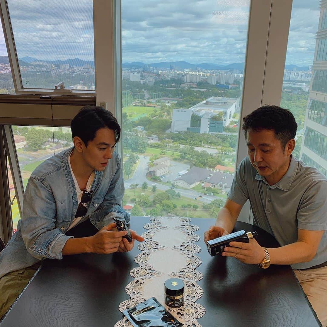 イ・ギュハンのインスタグラム：「#무료제공 조진형형님께서 멋진 선물을 많이 주심ㅎㅎ 세계최초로 개발된 발모효과 샴푸와 탈모방지 헤어토닉! 제가 열심히 써보고 나중에 후기 알려드릴께요~^^ #카론바이오#탈모샴푸#c3샴푸」