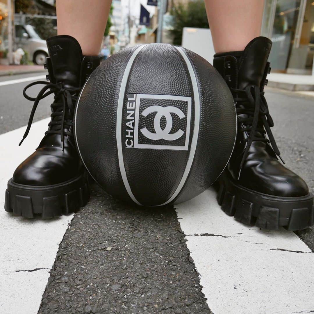 Vintage Brand Boutique AMOREさんのインスタグラム写真 - (Vintage Brand Boutique AMOREInstagram)「Chanel sport line basketball 🏀🖤  On website search for AO22541.  ▶︎Free Shipping Worldwide✈️ ≫≫≫ DM for more information 📩 info@amorevintagetokyo.com #AMOREvintage #AMORETOKYO #tokyo #Omotesando #Aoyama #harajuku #vintage #vintageshop #ヴィンテージ #ヴィンテージショップ #アモーレ #アモーレトーキョー #表参道 #青山 #原宿#東京 #chanel #chanelvintage #vintagechanel #ヴィンテージ #シャネル #ヴィンテージシャネル #シャネルヴィンテージ #amorewardrobe #アモーレワードローブ」9月25日 13時24分 - amore_tokyo