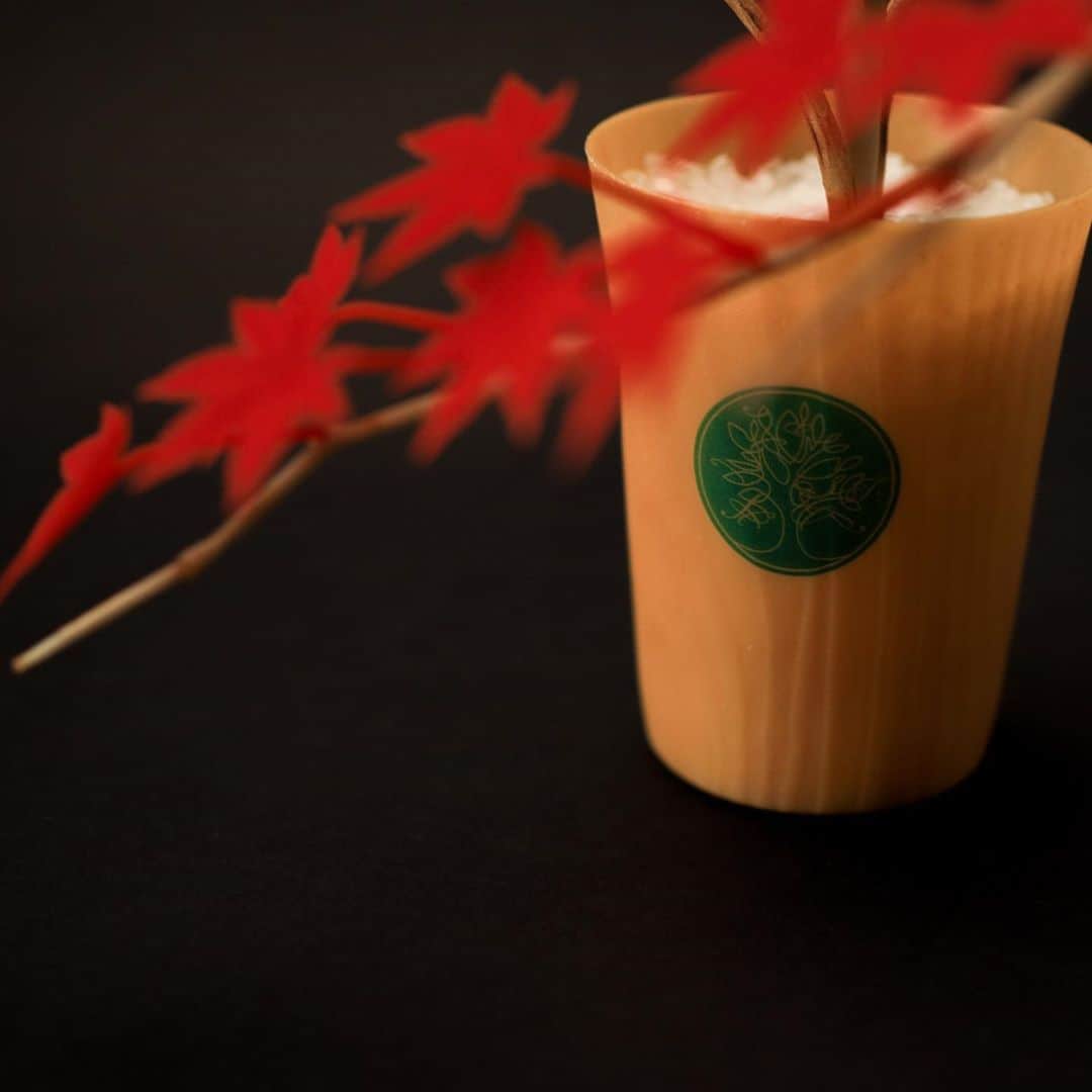 Toru Tsuchieさんのインスタグラム写真 - (Toru TsuchieInstagram)「今日の和菓子は工芸菓子で作った紅葉です。 #撮影 用に製作しました。  アサヒビールさんとパナソニックさんが共同開発した森のタンブラーに工芸菓子の紅葉を入れてみました。 もちろんタンブラーなので本当は飲み物を入れるものです。  工芸菓子とは粉糖に餅を粉にした寒梅粉を混ぜ水で練った雲平という生地や 餡に米粉や餅粉を混ぜて作った餡平という生地を使って 花鳥風月を表す和菓子の一種です。 主に展示用に作られます。 それなりの費用と管理の難しさを理解される方の注文は受けなくはないですが かなり高額です。めちゃくちゃ高額です。前金です。  フェイスブックページのいいね！もよろしくお願いします。 https://www.facebook.com/shishisu/ I would like a job request from you. Today's wagashi is #maple with art Wagashi. The sweets I've made for the #shooting . #福泉堂  #和菓子  #出雲 #もみじ  #ビール飲みたい #秋 #アサヒビール #パナソニック #sweets #wagashi #キレイ #森のタンブラー #森タン #asahibeer #SDGs #pr @asahibeer_jp」9月25日 13時31分 - choppe_tt