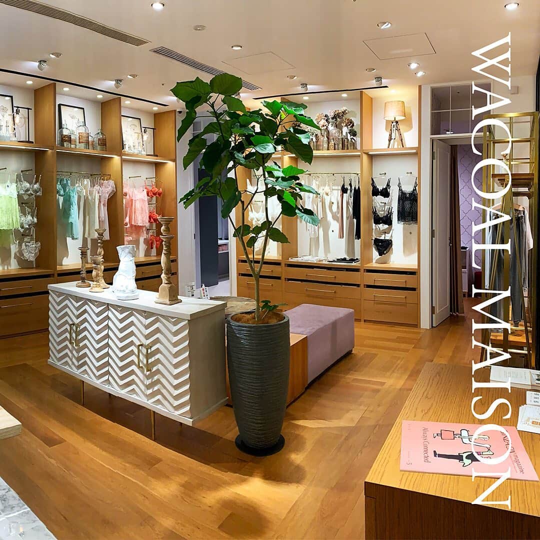のインスタグラム：「GINZA SIXの4Fにこの8月、新たに仲間入りした「WACOAL MAISON」には、すでに足を運ばれたでしょうか？  コロナ禍でリアルショッピングにいっそう体験価値が求められるなか、「ワードローブのある邸宅〜住みたくなるランジェリーストア〜」をコンセプトに、総面積254㎡を部屋のようにゾーニングしたランジェリーストアには、ご存じワコールが誇る個性豊かなランジェリーがラインアップ！  居心地の良い家のようなプライベート空間は、これまでのランジェリーストアにはなかったゆったりと成熟したショッピングを約束してくれます。「ランジェリーそのものだけでなく、それを選ぶ時間にもクオリティーと楽しさを」という想いが込められたGINZA SIXの新名所で、いち早く、新たなランジェリー体験を！  ※店舗ではスタッフのマスクの着用、ソーシャルディスタンスの確保、アルコール消毒などを徹底し、新型コロナウイルス感染拡大への防止対策を行なっています。 ※価格は全て税抜となります。  One of the latest additions to GINZA SIX’s lineup is WACOAL MAISON, which opened its doors on the 4th floor back in August.   We live in times when real-world shopping has become all about experiences, and this Japanese lingerie brand has created a wonderful one: a store designed to make you want to live there! The 254㎡ space has been zoned into different sections and made to resemble a mansion. The homey atmosphere allows customers to make themselves "at home” and shop for new lingerie atr their leisue. For the brand it’s about more than selling lingerie—it's about giving customers a quality shopping experience.   *To prevent the spread of COVID-19, all of the staff at GINZA SIX are wearing masks, taking care to maintain proper social distance, and frequently disinfecting hands and surfaces with alcohol. *Prices do not include tax  #wacoalmaison #wacoal #ワコールメゾン #ワコール #ワコール3d #3dsmartandtry #ランジェリー #ランジェリーショップ  @wacoalmaison @ginzasix_official」