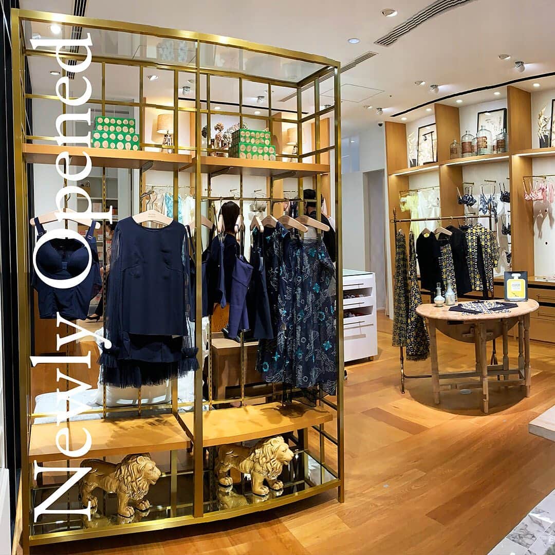 のインスタグラム：「GINZA SIXの4Fにこの8月、新たに仲間入りした「WACOAL MAISON」には、すでに足を運ばれたでしょうか？  コロナ禍でリアルショッピングにいっそう体験価値が求められるなか、「ワードローブのある邸宅〜住みたくなるランジェリーストア〜」をコンセプトに、総面積254㎡を部屋のようにゾーニングしたランジェリーストアには、ご存じワコールが誇る個性豊かなランジェリーがラインアップ！  居心地の良い家のようなプライベート空間は、これまでのランジェリーストアにはなかったゆったりと成熟したショッピングを約束してくれます。「ランジェリーそのものだけでなく、それを選ぶ時間にもクオリティーと楽しさを」という想いが込められたGINZA SIXの新名所で、いち早く、新たなランジェリー体験を！  ※店舗ではスタッフのマスクの着用、ソーシャルディスタンスの確保、アルコール消毒などを徹底し、新型コロナウイルス感染拡大への防止対策を行なっています。 ※価格は全て税抜となります。  One of the latest additions to GINZA SIX’s lineup is WACOAL MAISON, which opened its doors on the 4th floor back in August.   We live in times when real-world shopping has become all about experiences, and this Japanese lingerie brand has created a wonderful one: a store designed to make you want to live there! The 254㎡ space has been zoned into different sections and made to resemble a mansion. The homey atmosphere allows customers to make themselves "at home” and shop for new lingerie atr their leisue. For the brand it’s about more than selling lingerie—it's about giving customers a quality shopping experience.   *To prevent the spread of COVID-19, all of the staff at GINZA SIX are wearing masks, taking care to maintain proper social distance, and frequently disinfecting hands and surfaces with alcohol. *Prices do not include tax  #wacoalmaison #wacoal #ワコールメゾン #ワコール #ワコール3d #3dsmartandtry #ランジェリー #ランジェリーショップ  @wacoalmaison @ginzasix_official」